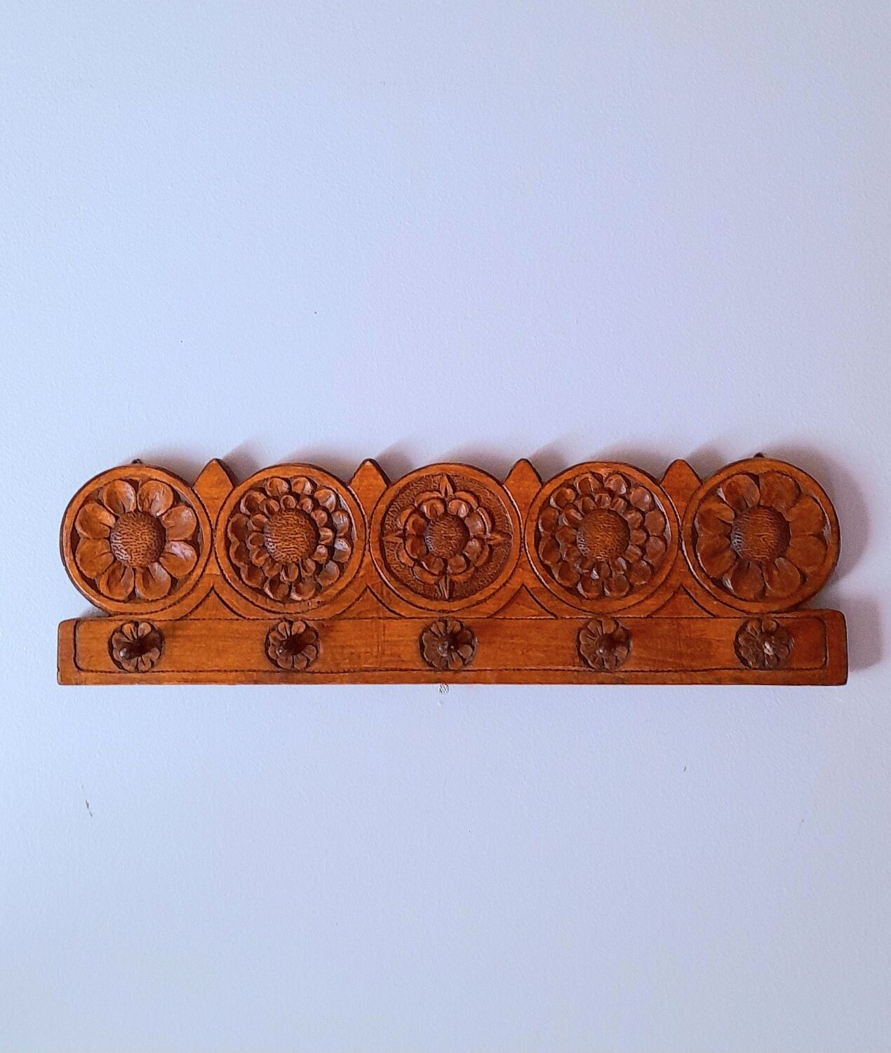 Wall key ring in carved wood 70s