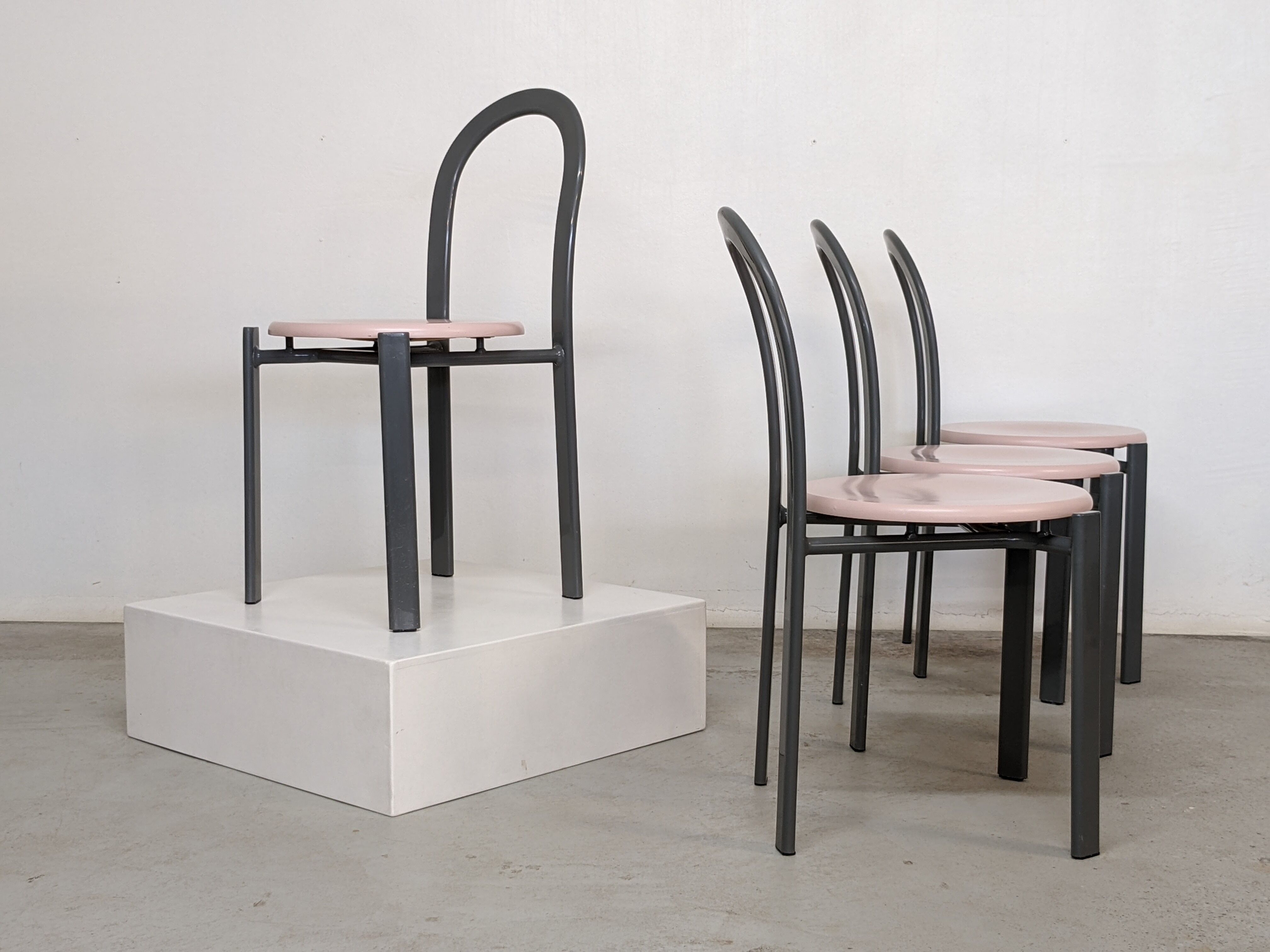 Suite of 4 80s design chairs published by Samo