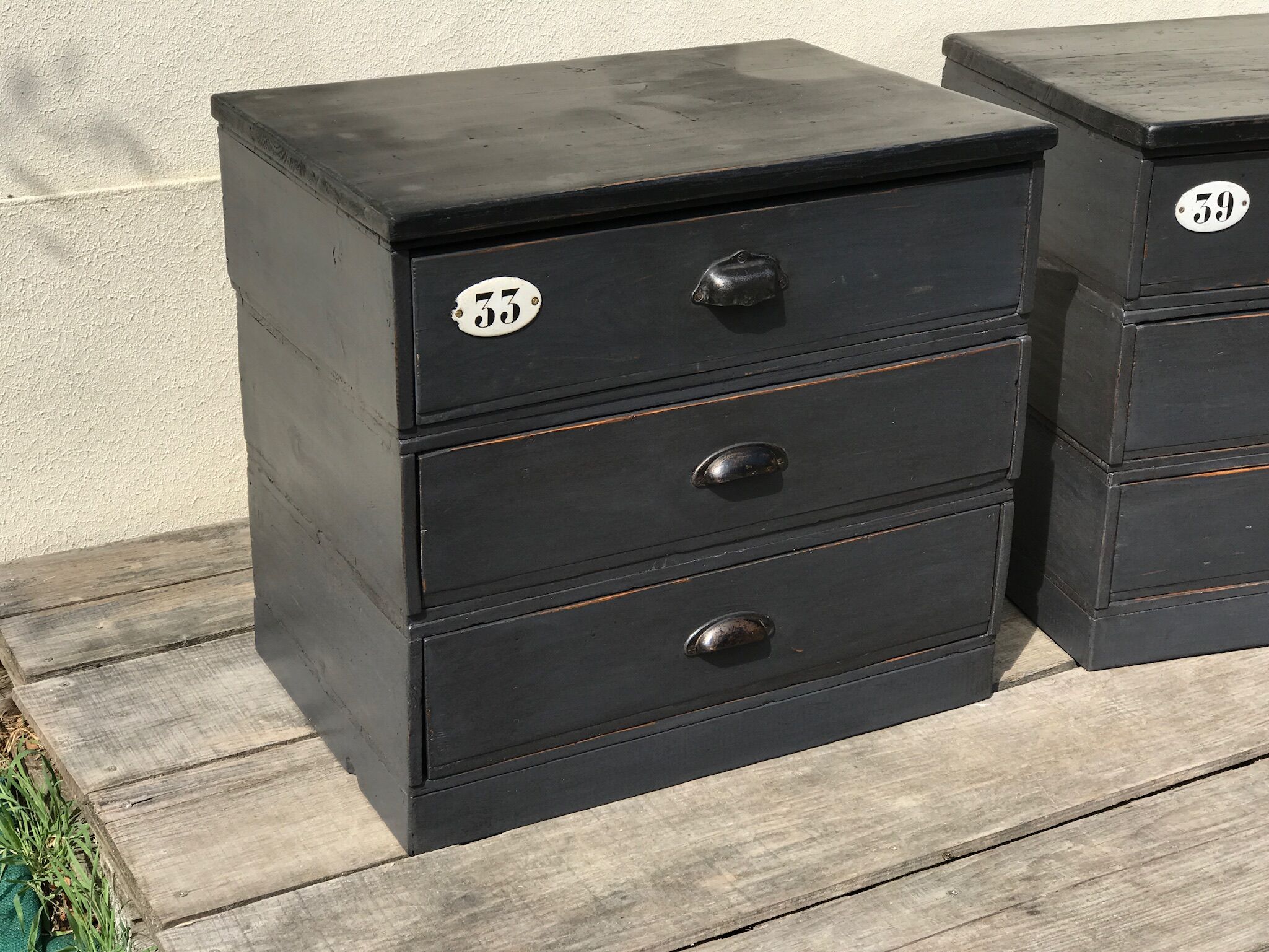 Paire de petits meubles a tiroirs