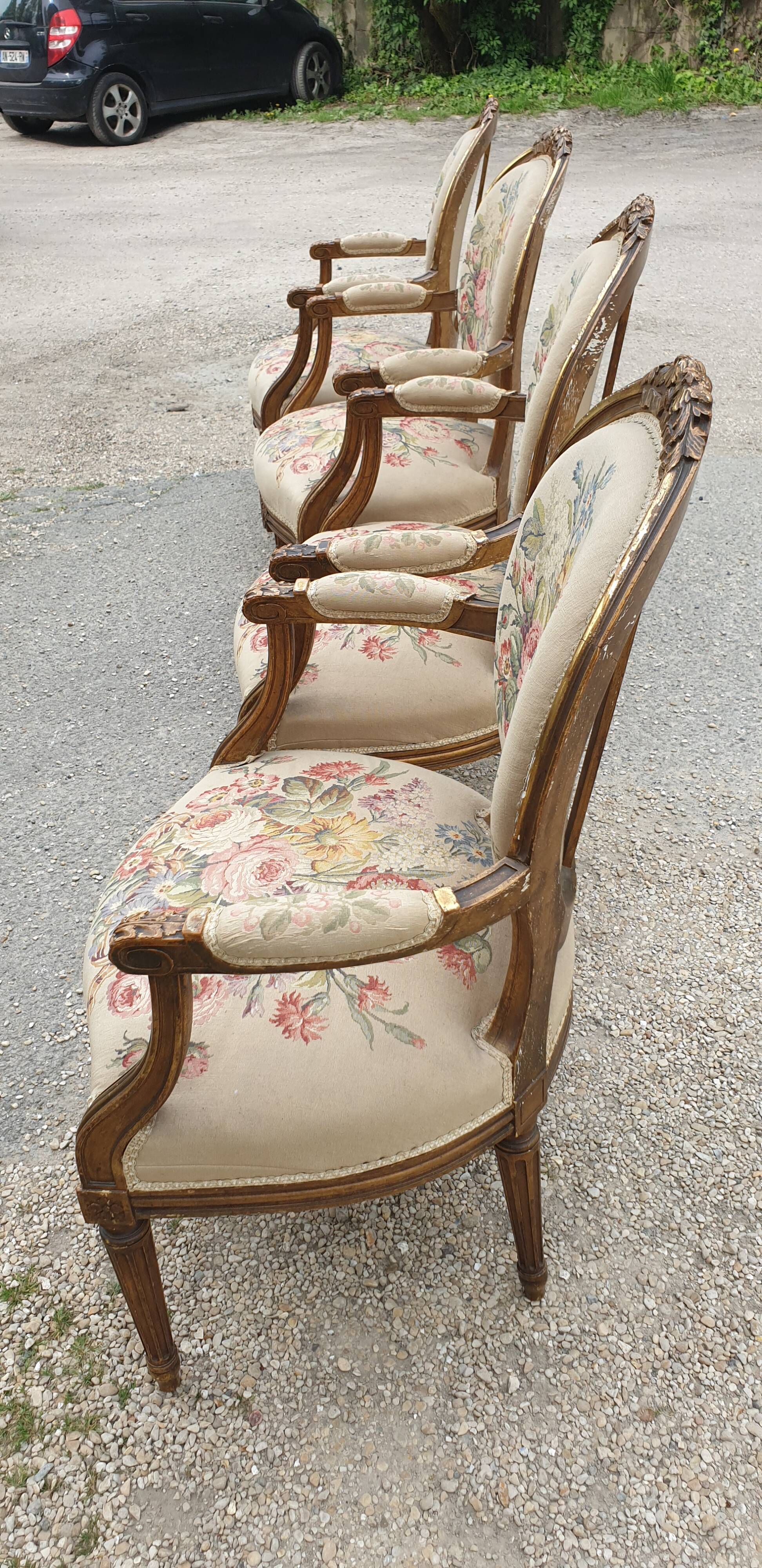 Fauteuil en bois doré à dossier médaillon de style louis xvi