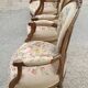 Fauteuil en bois doré à dossier médaillon de style louis xvi