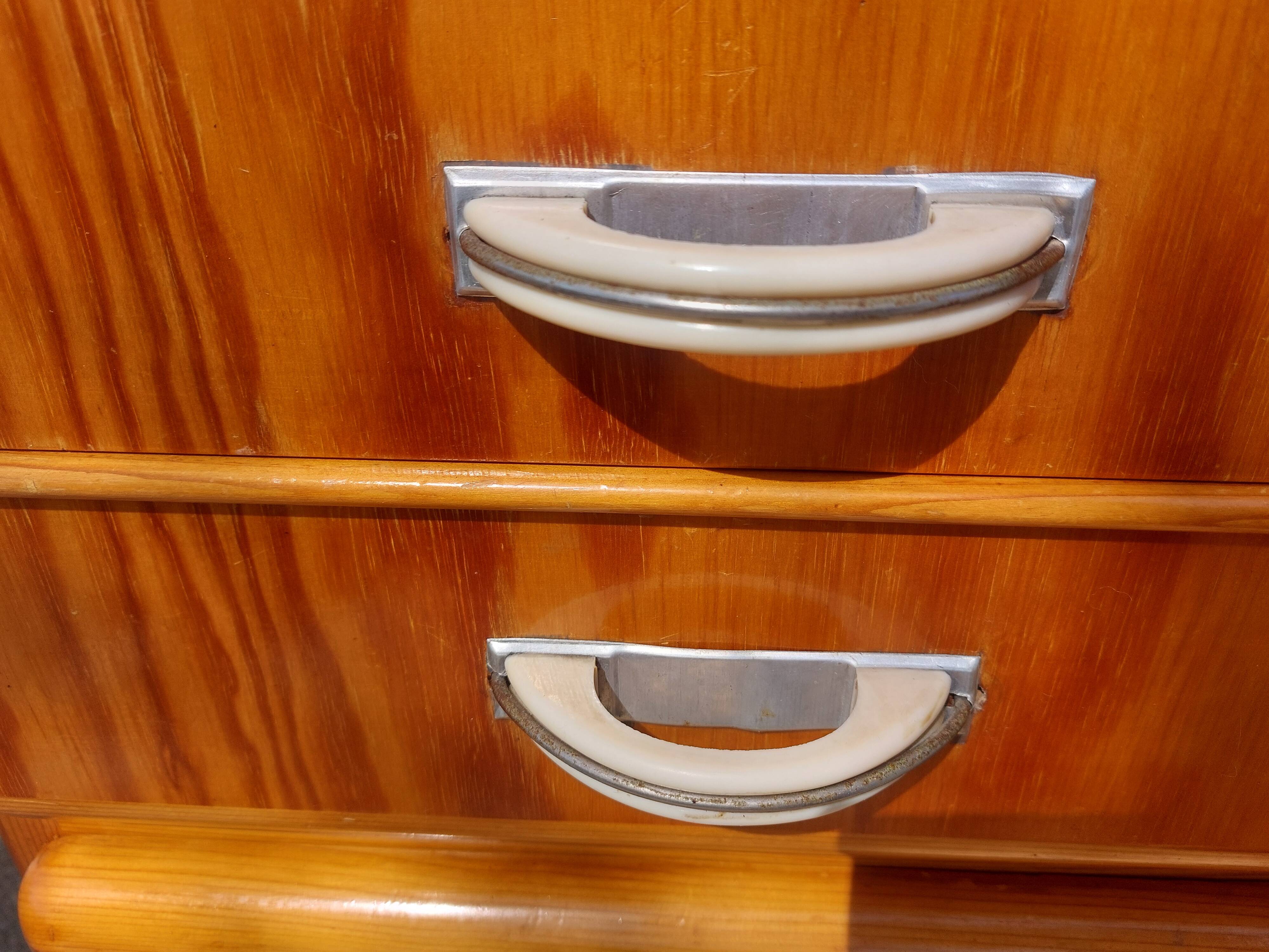 buffet Mado, portes asymétriques