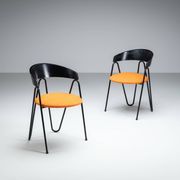 Une paire de chaises de style Memphis