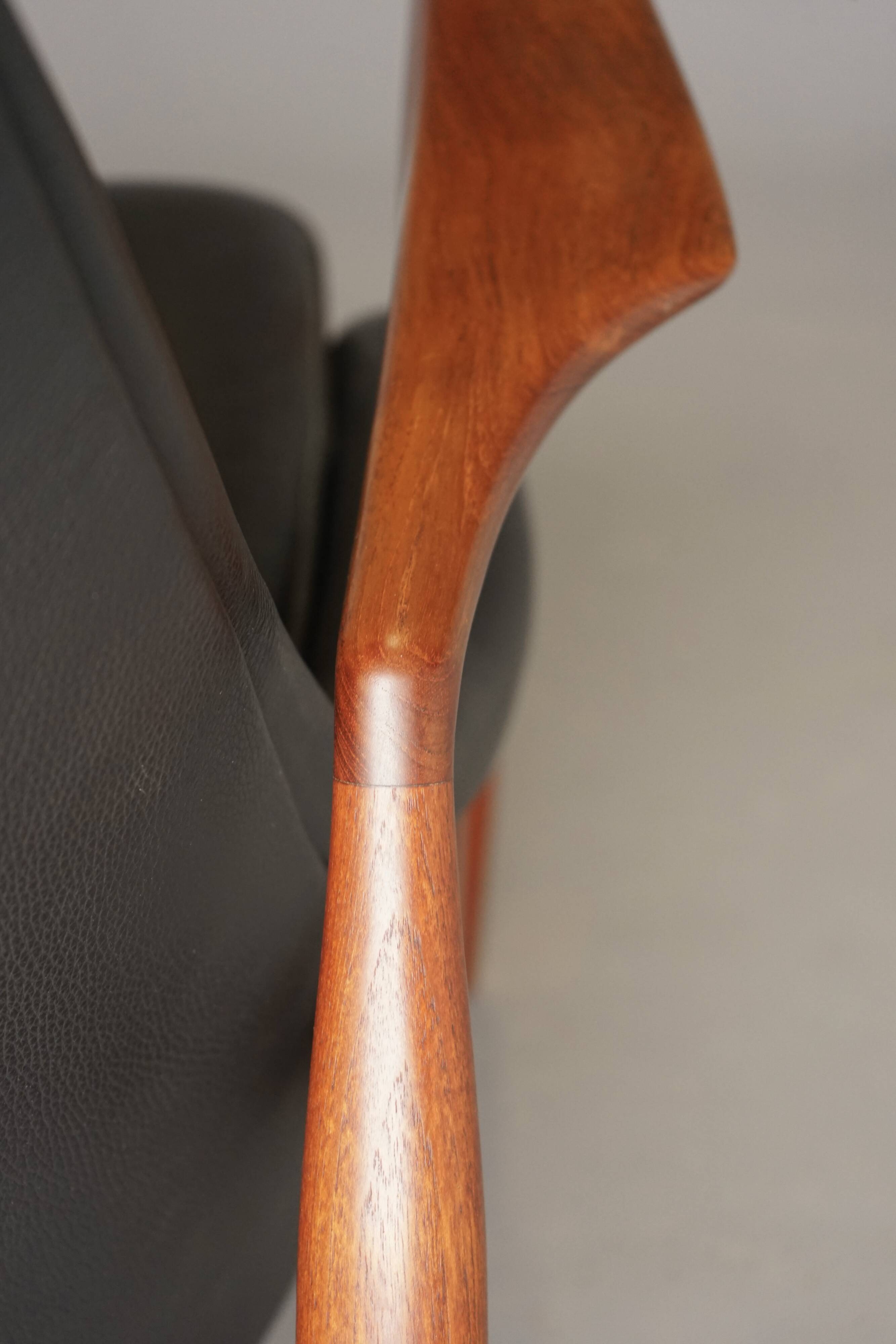 Fauteuil Seal en cuir et teck Ib Kofod-Larsen pour OPE, Suède, années 1960.