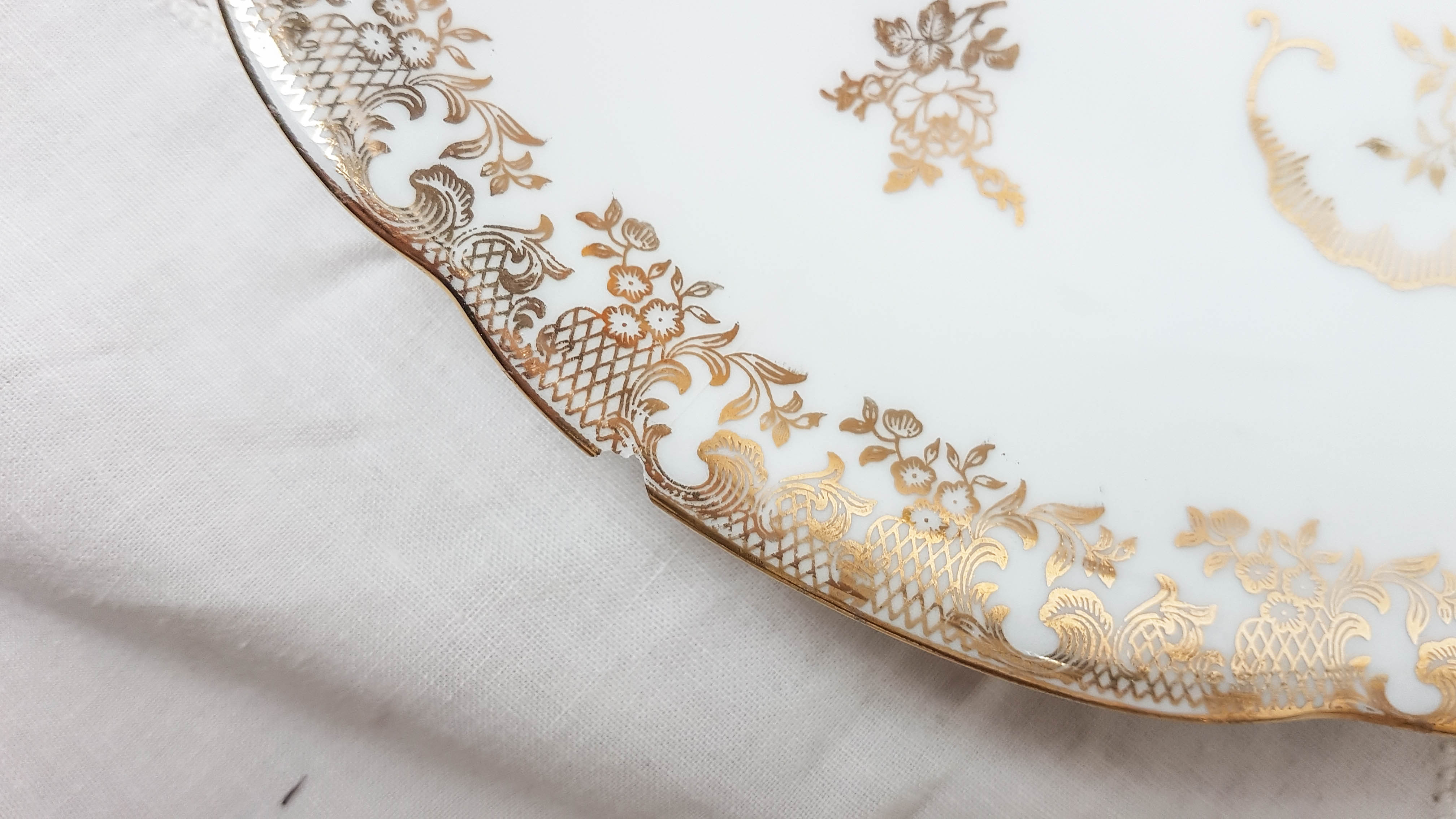 Lot of 4 flat plates Limoges FD Chauvigny golden white rose pattern