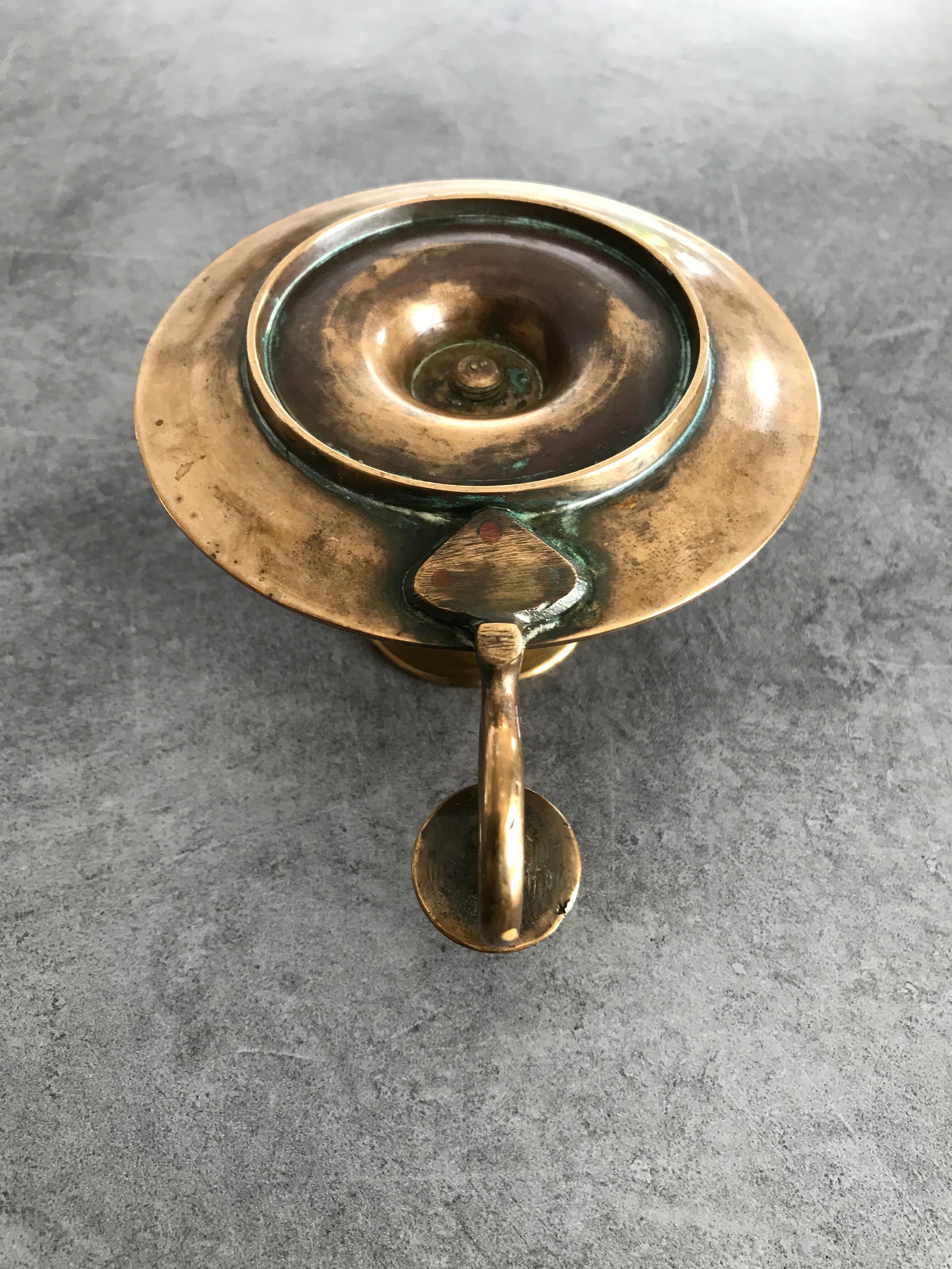Hand candlestick in massive brasse