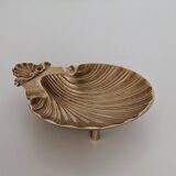Scallop-shaped ashtray