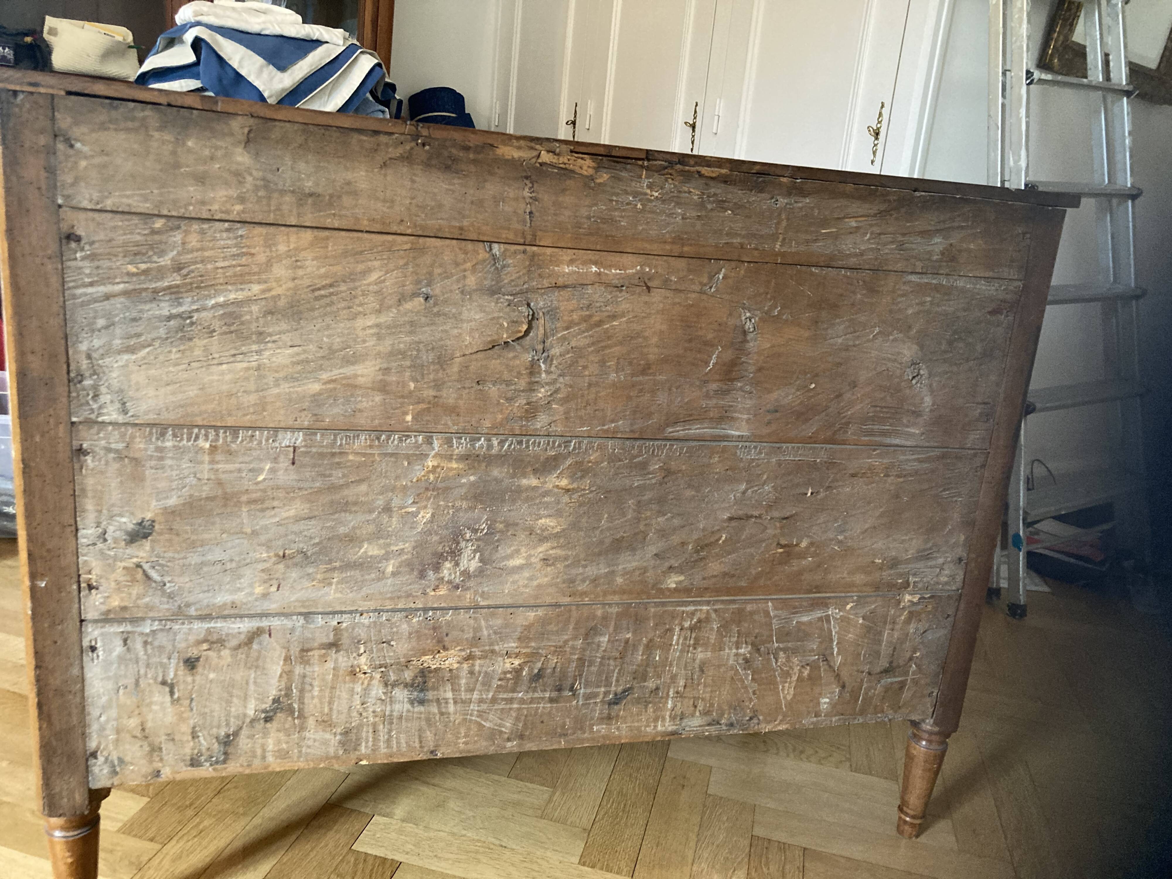 Commode en noyer Louis XVI