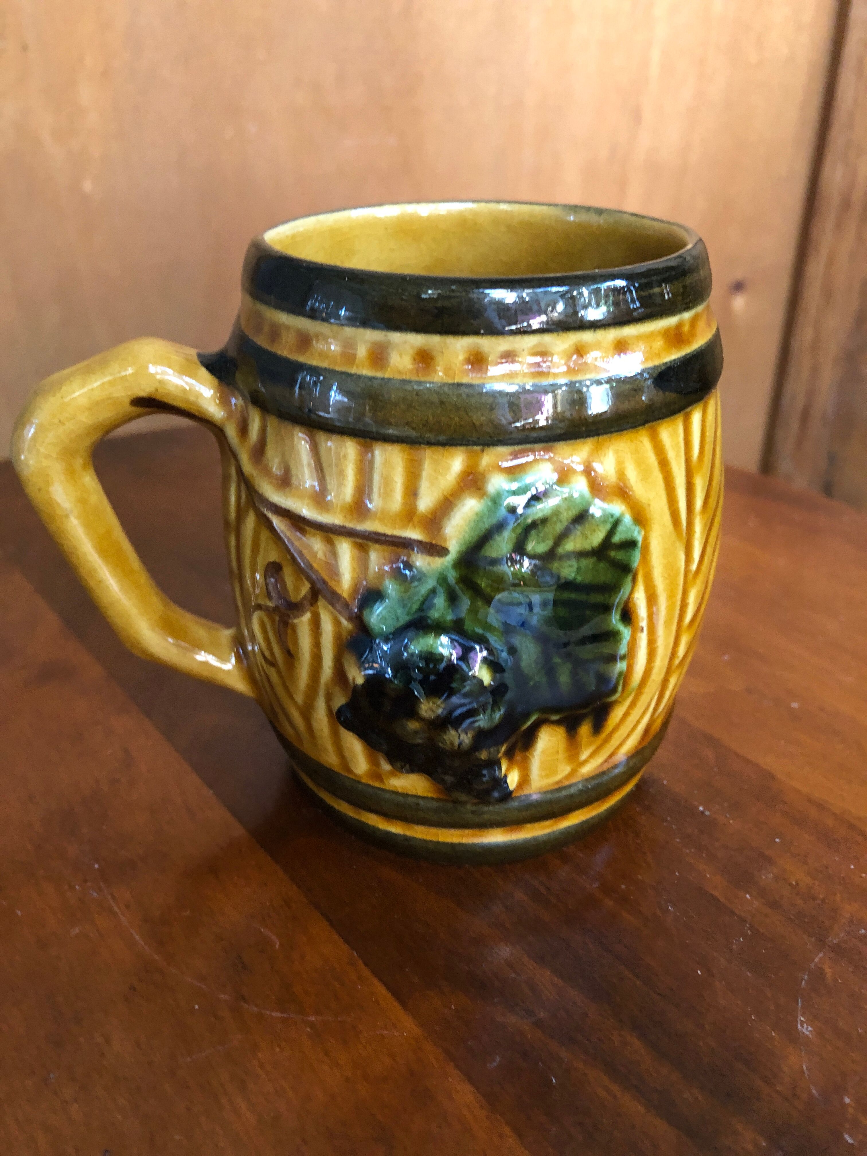 Old pitcher service & 5 ceramic mugs vintage yellow green grape vine decor