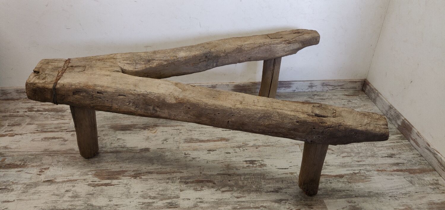 Banc brutaliste atypique