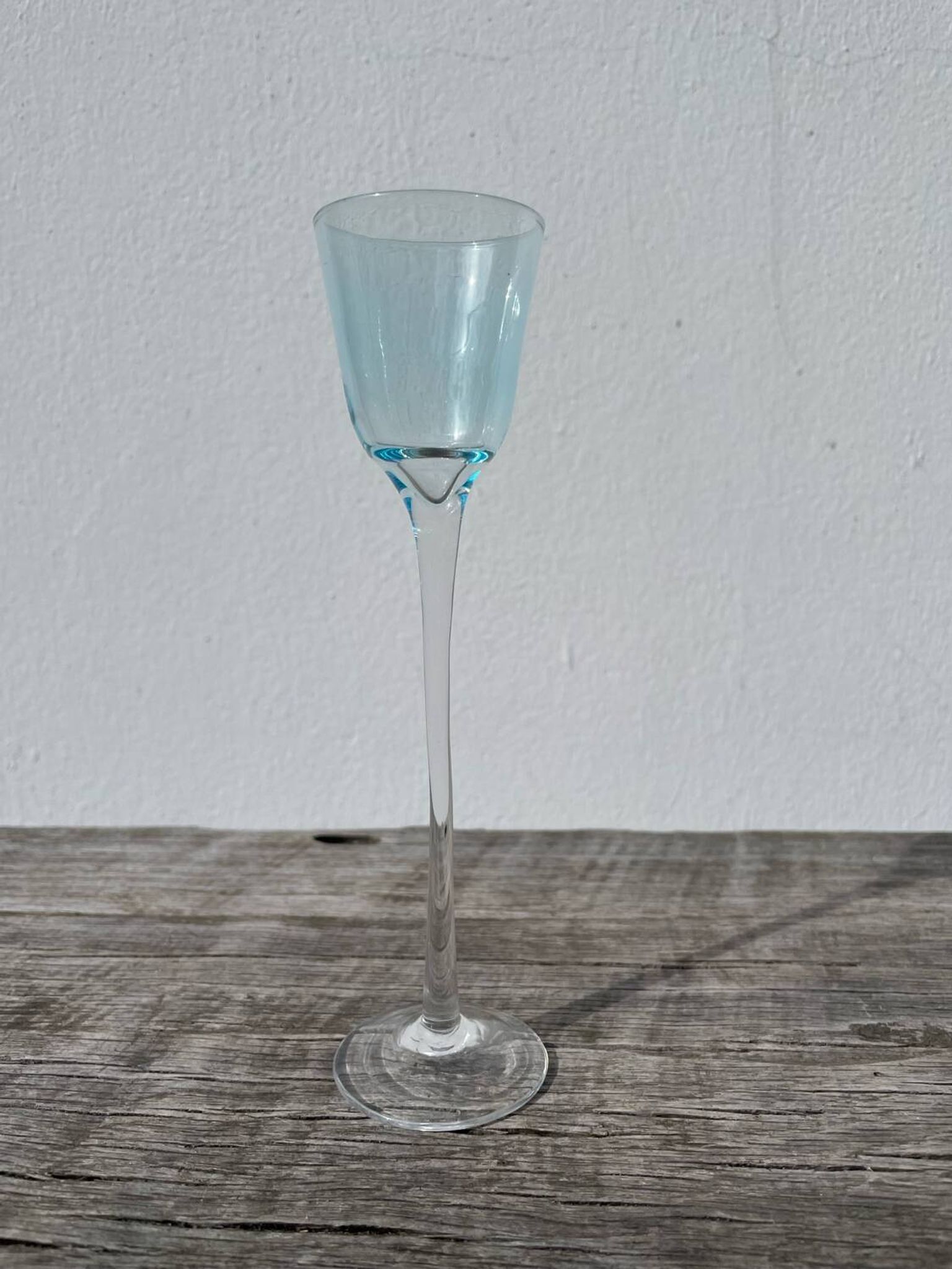 Verre à pied soufflé irrégulier de collection