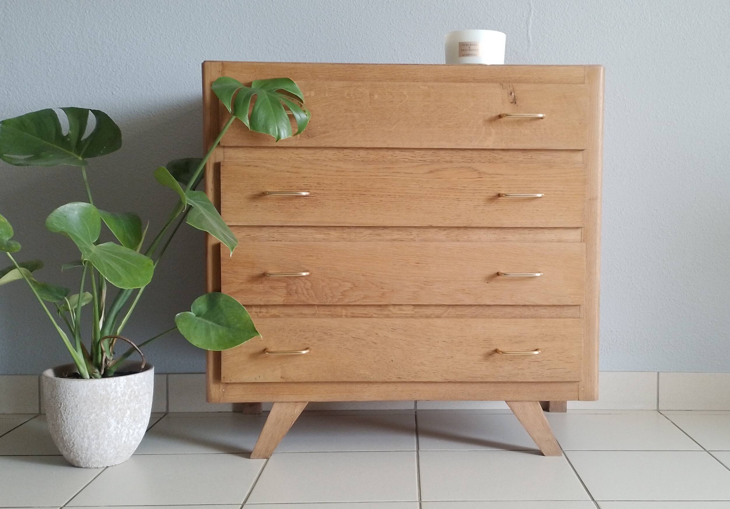 Oak chest of drawers