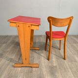 Ancien bureau d’écolier avec sa chaise