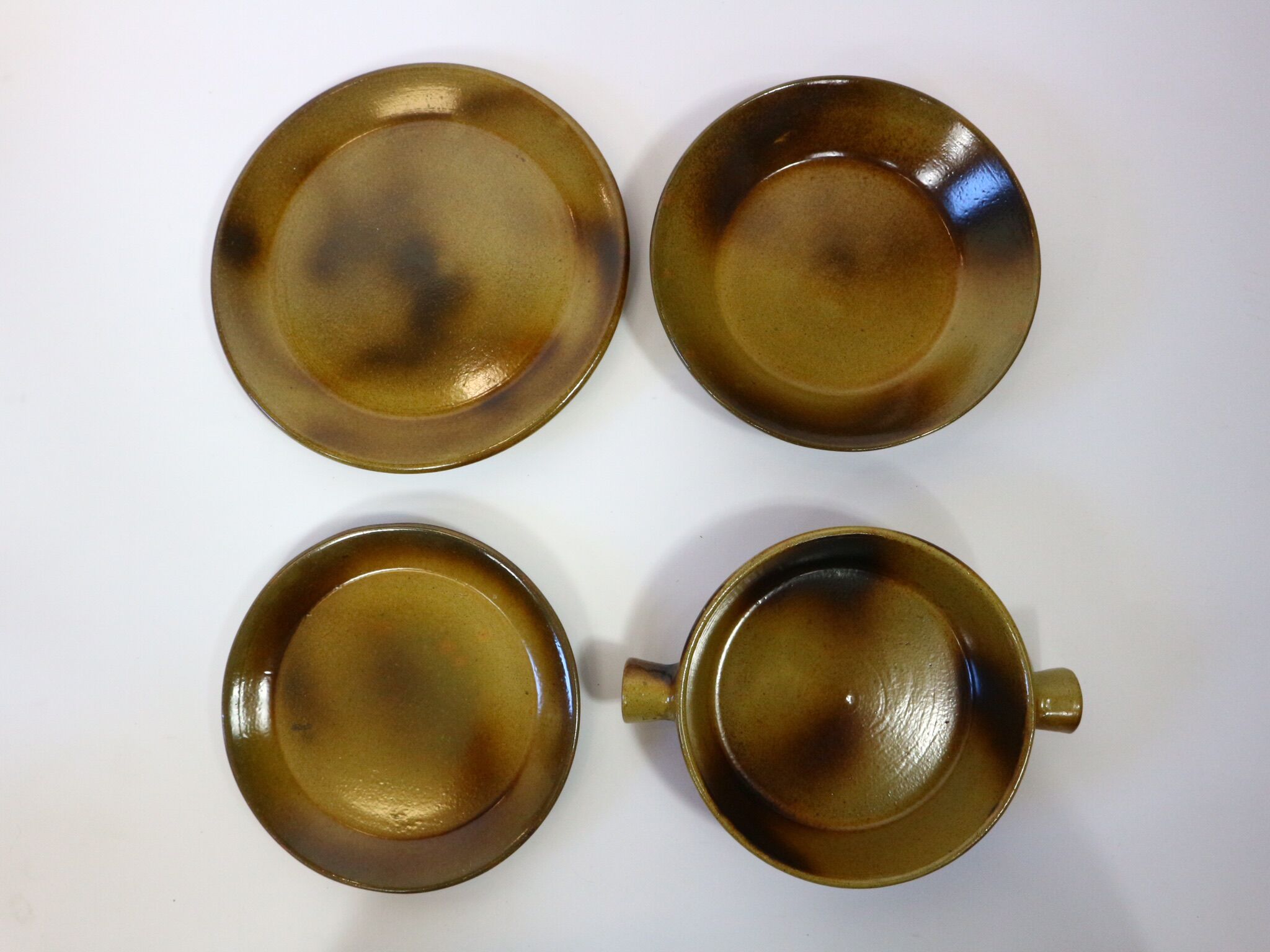 Vintage service plates and serving trays, 39 pieces, silk-screened.