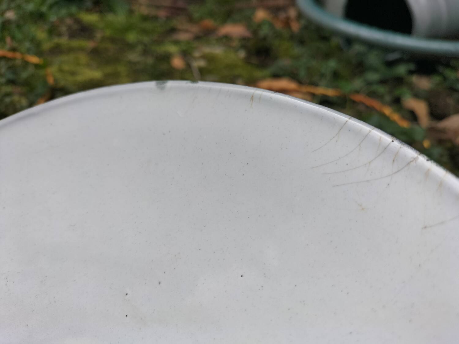 3 enamelled sheet metal suspensions