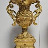 Paire de vases en bois sculpté et doré, au style raffiné inspiré de l'empire