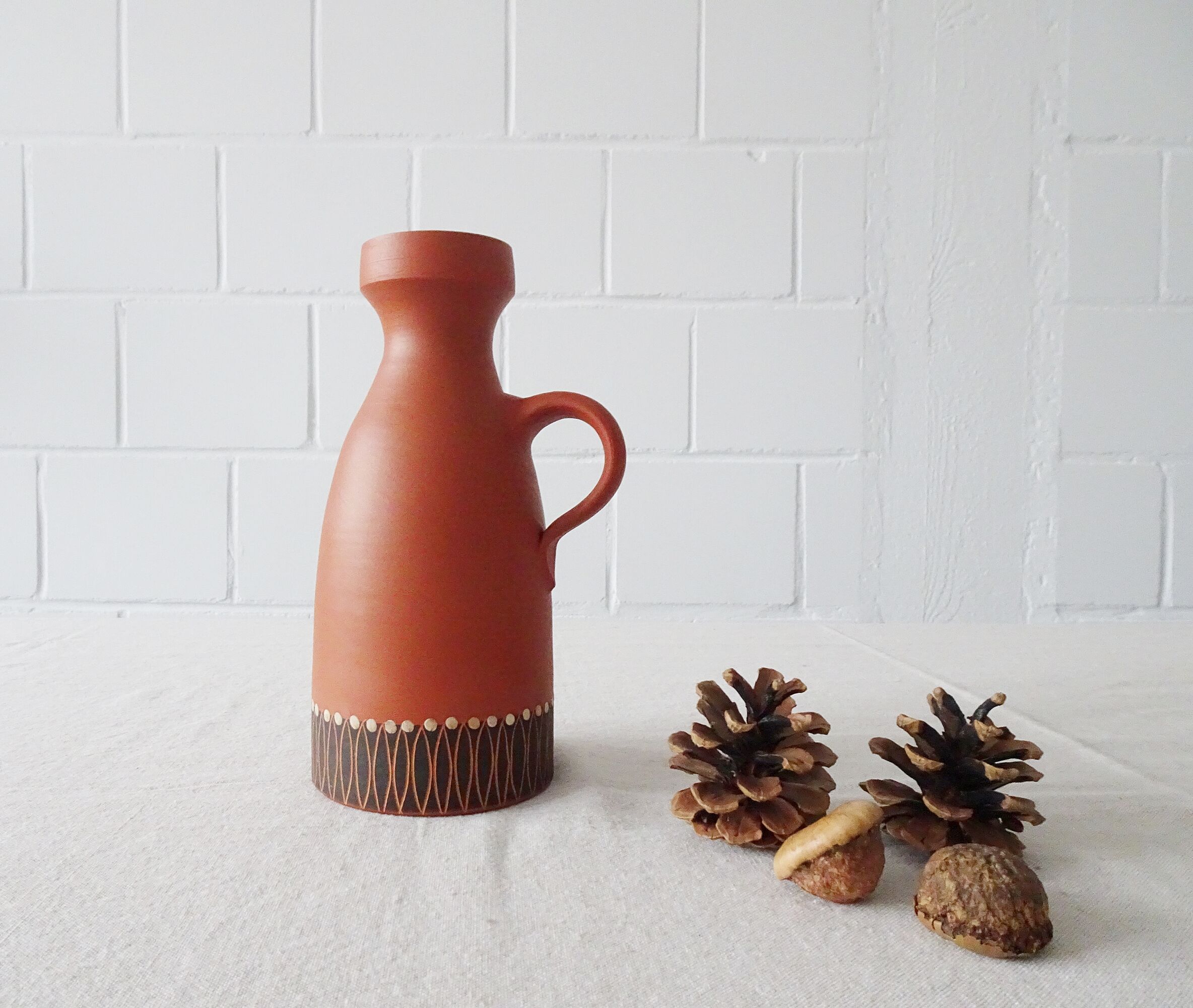 Vase en terre cuite au décor incisé, peint à la main