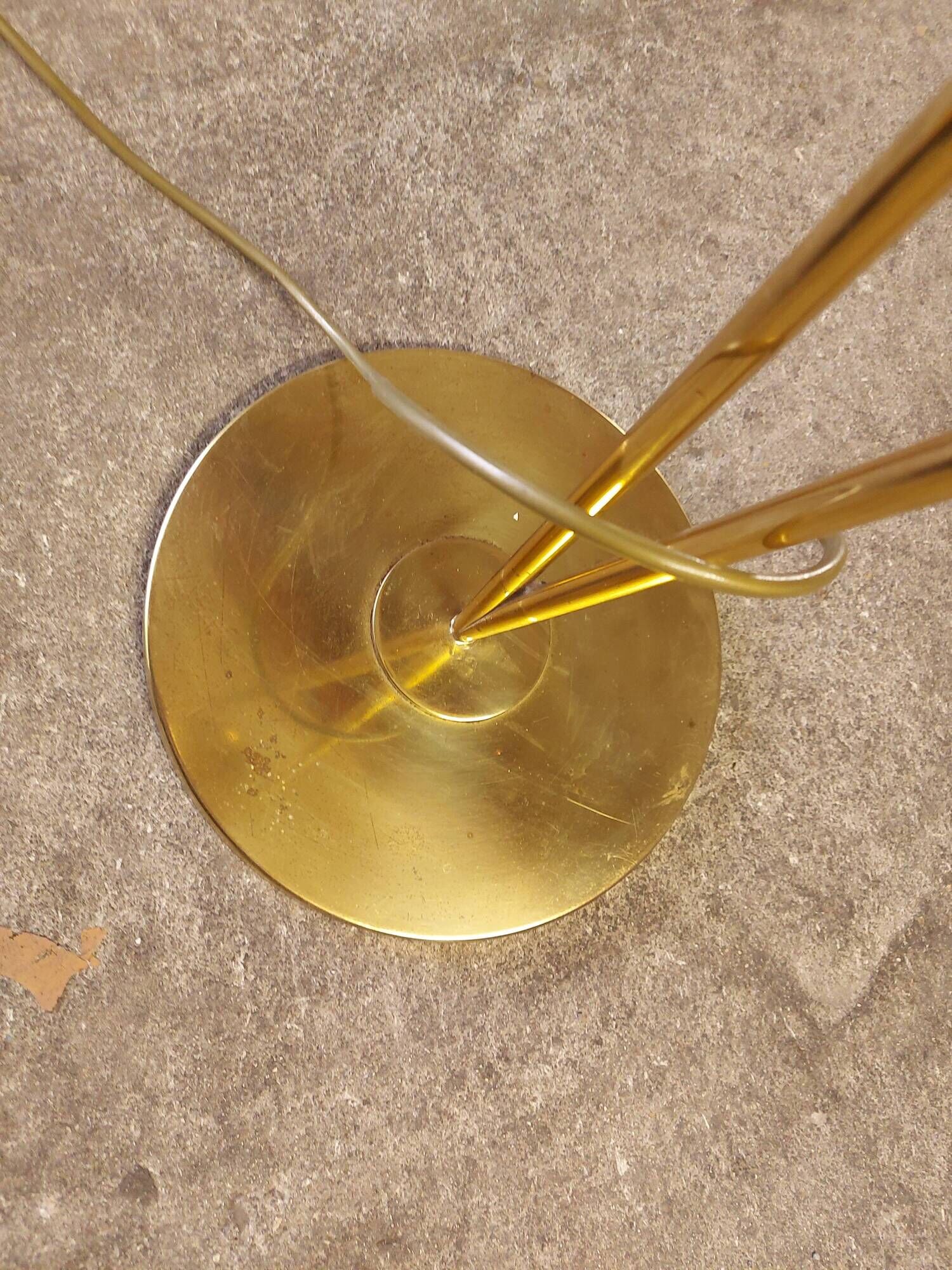 Victory brass floor lamp from the 80's, design studio Artof for Lumen