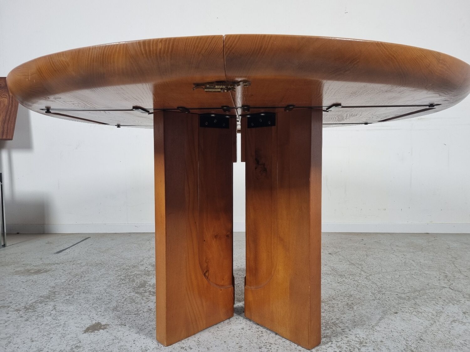 Table à manger en orme de Luigi Gorgoni années 80