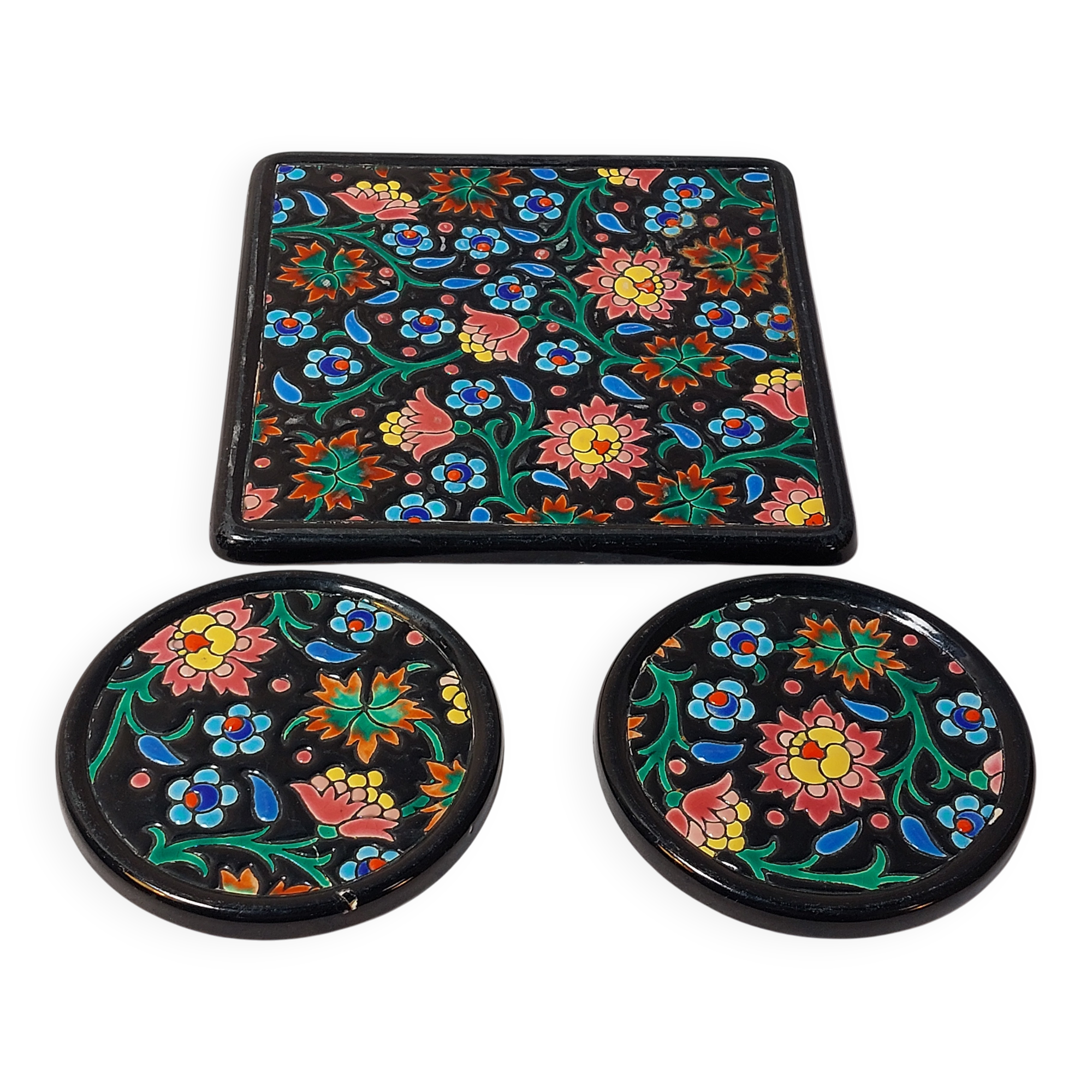 Ensemble émaux de Longwy dessous de plat et de bouteille décor floral