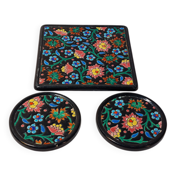 Ensemble émaux de Longwy dessous de plat et de bouteille décor floral