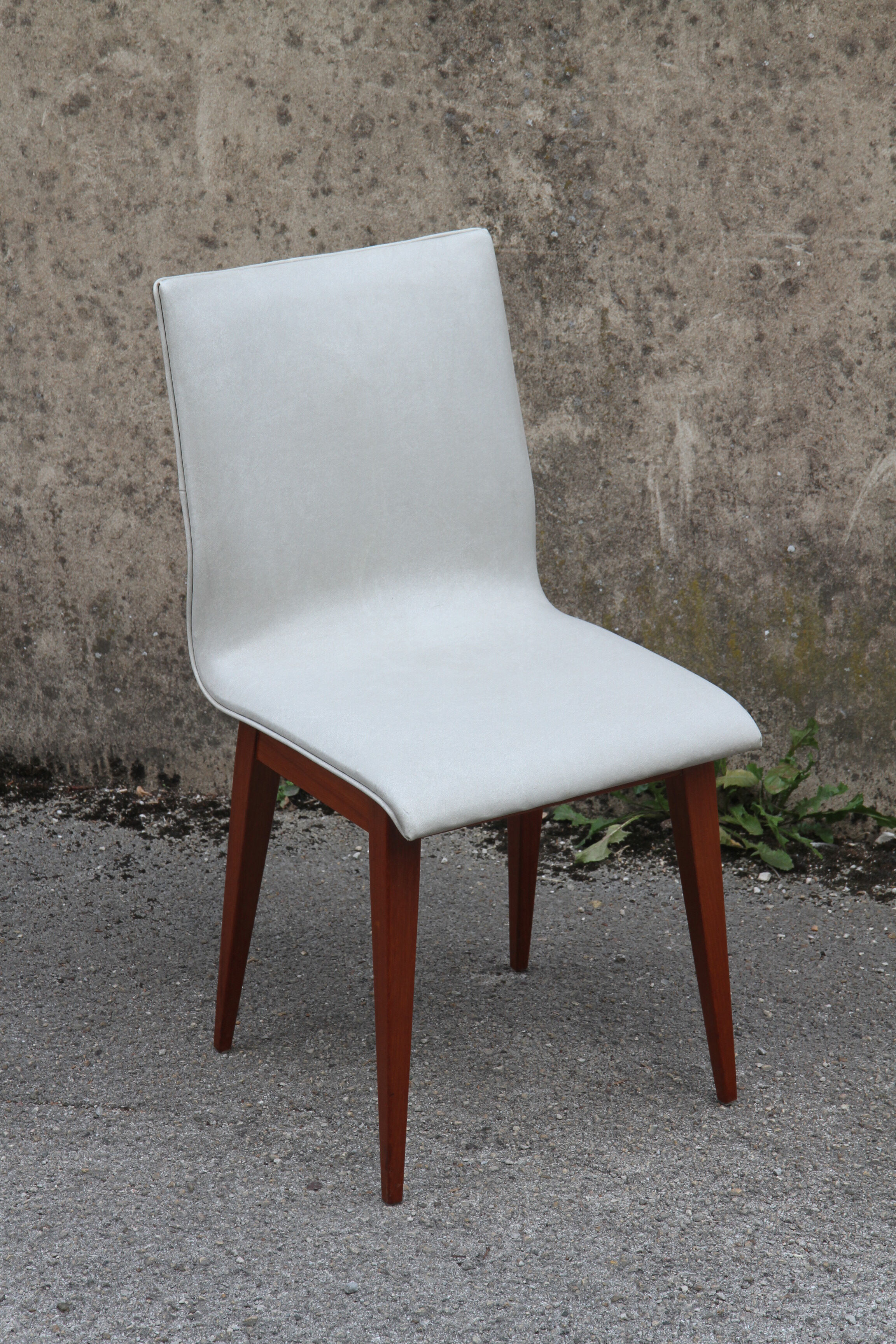 Lot de 4 chaises en simili cuir des années 1950