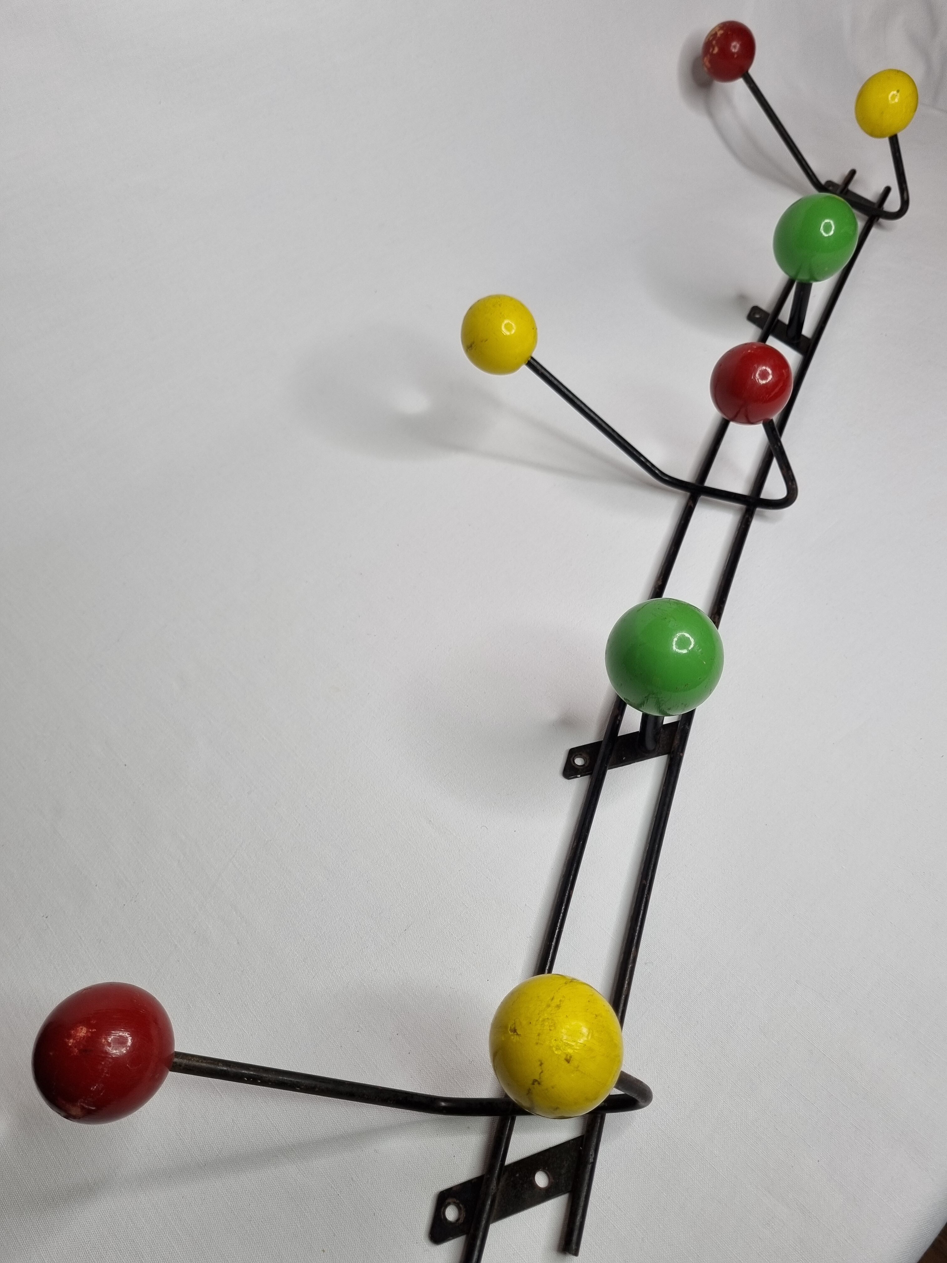 Portemanteau mural en métal et bois mid century, 8 patères, 80 cm