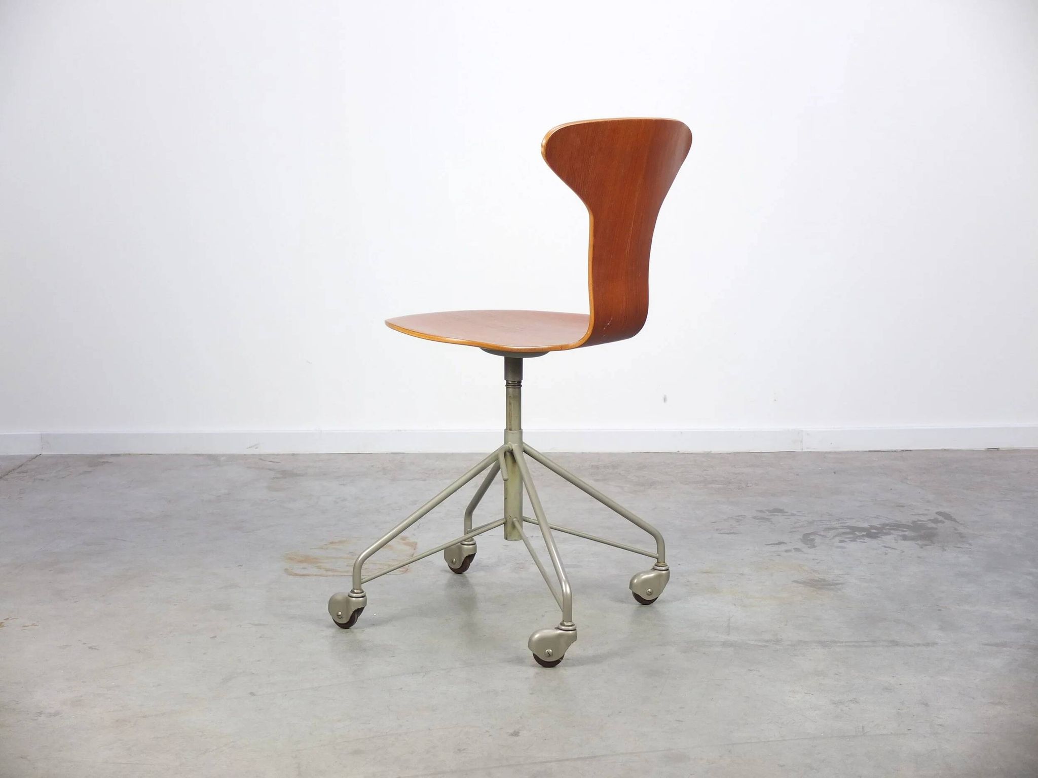 1st edition 'Mosquito' swivel desk chair by Arne Jacobsen for Fritz Hansen, 1955