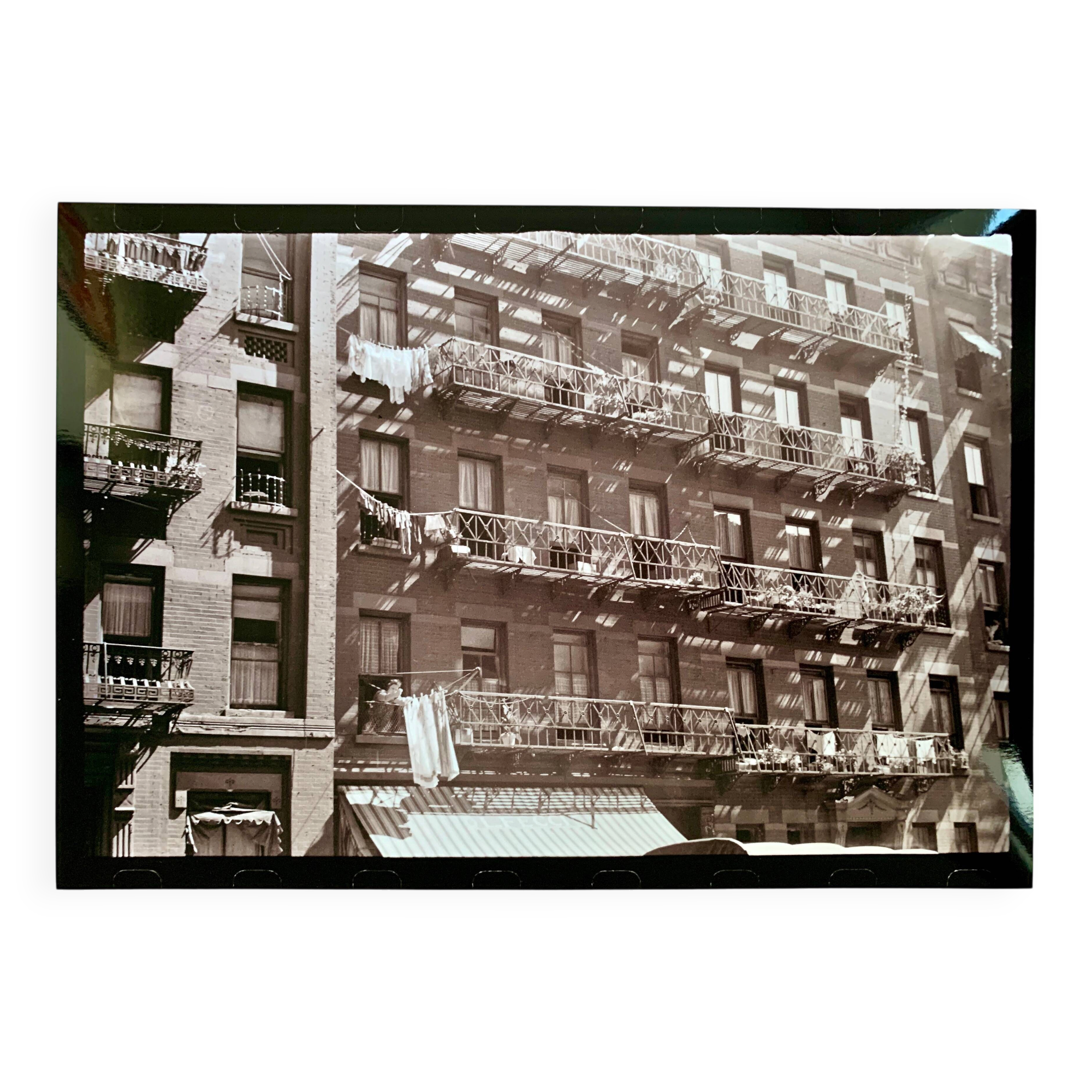 Typical urban façade of 1930s New York — The soul of old Manhattan
