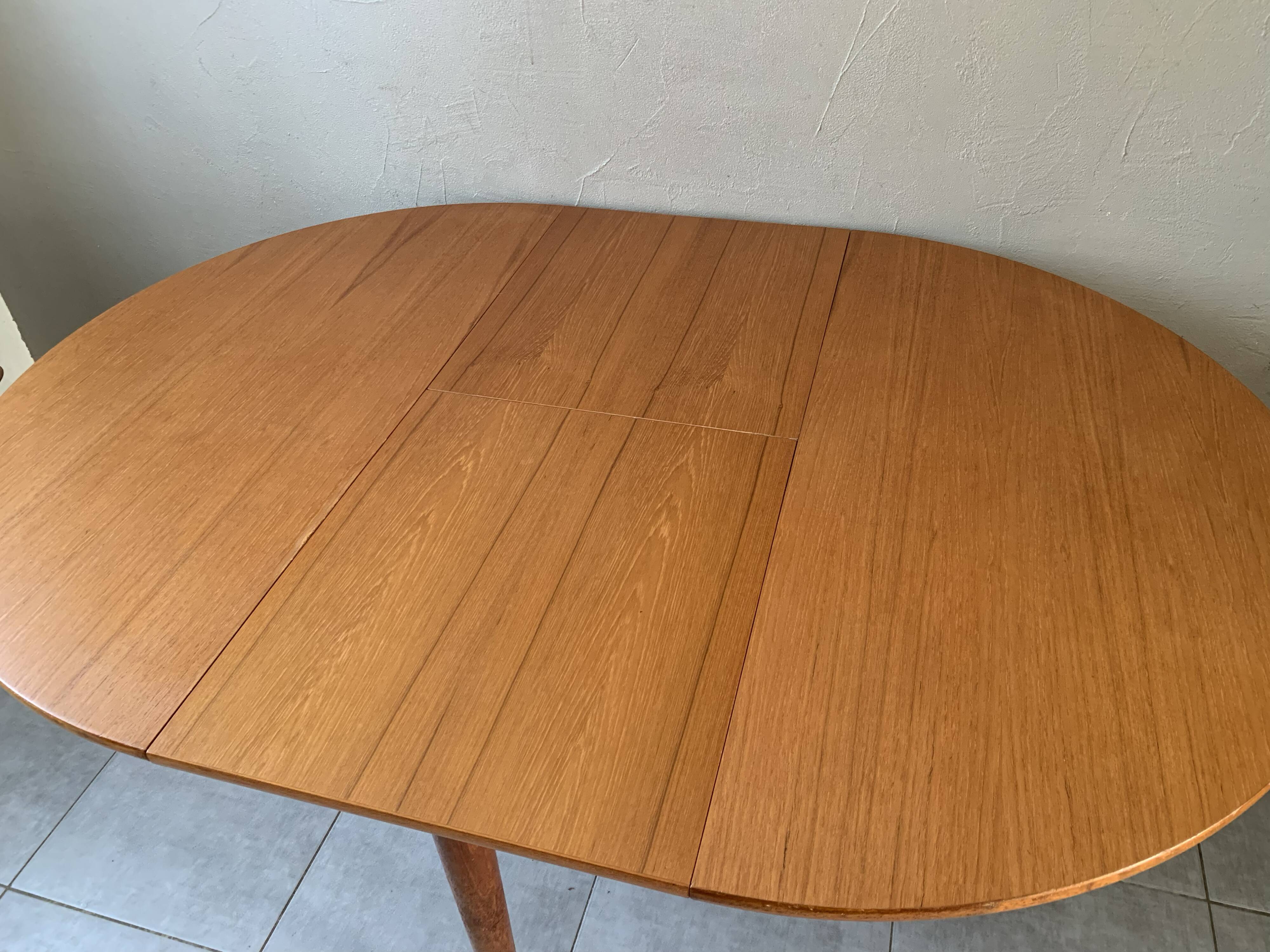 Vintage scandinavian table from the 60s extendable with butterfly extension