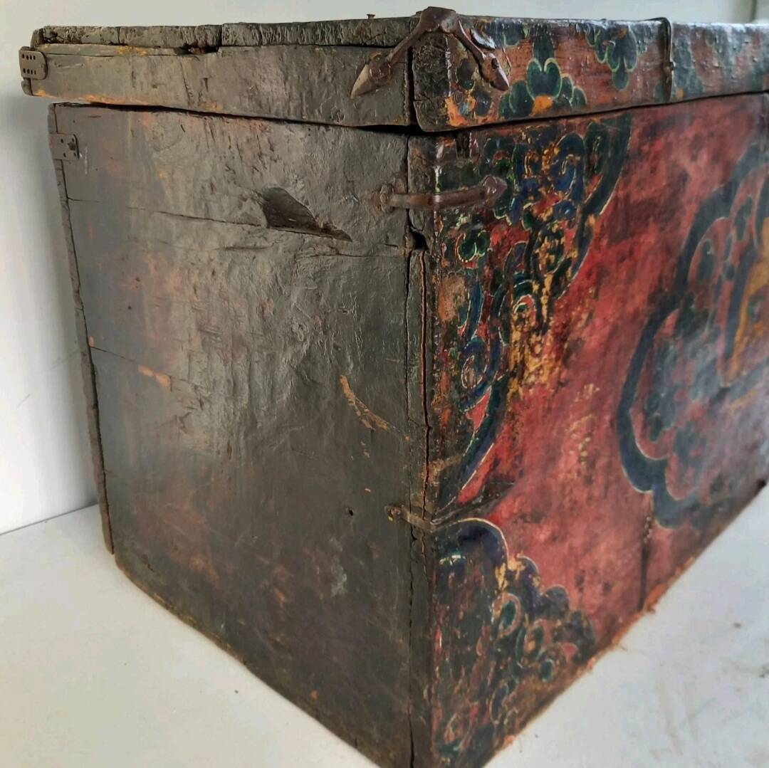 Grand Coffre ancien tibetain en bois avec peinture de bouddha XVIII