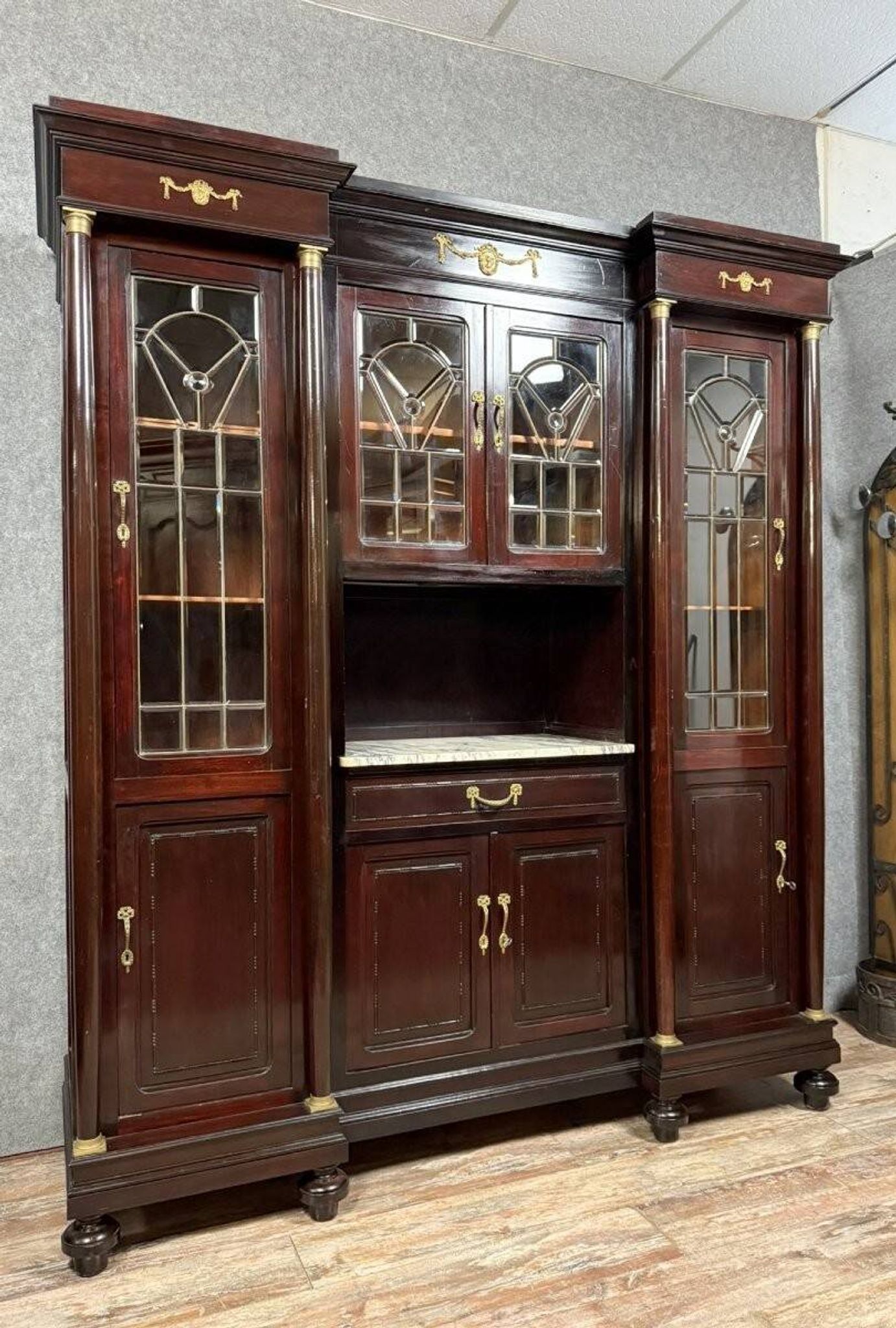 Large Empire-style display cabinet in mahogany from the late 19th century.