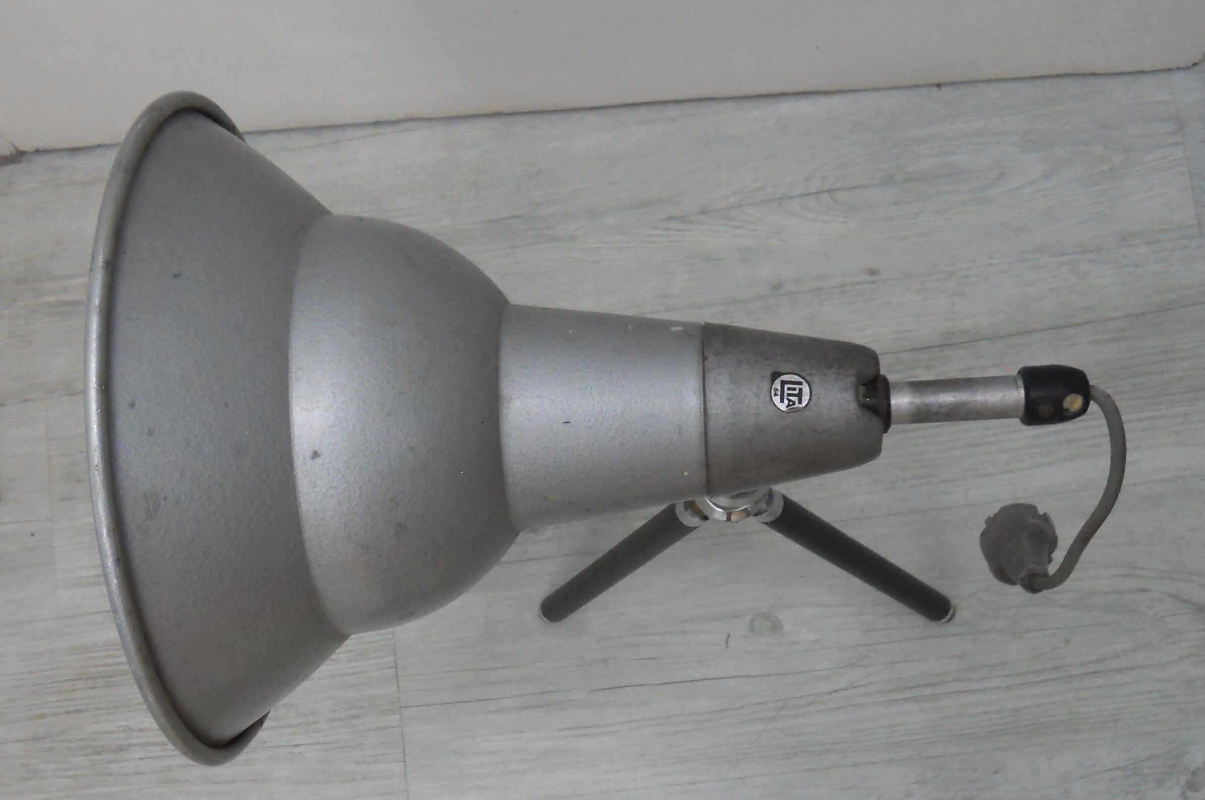 Lita standing projector