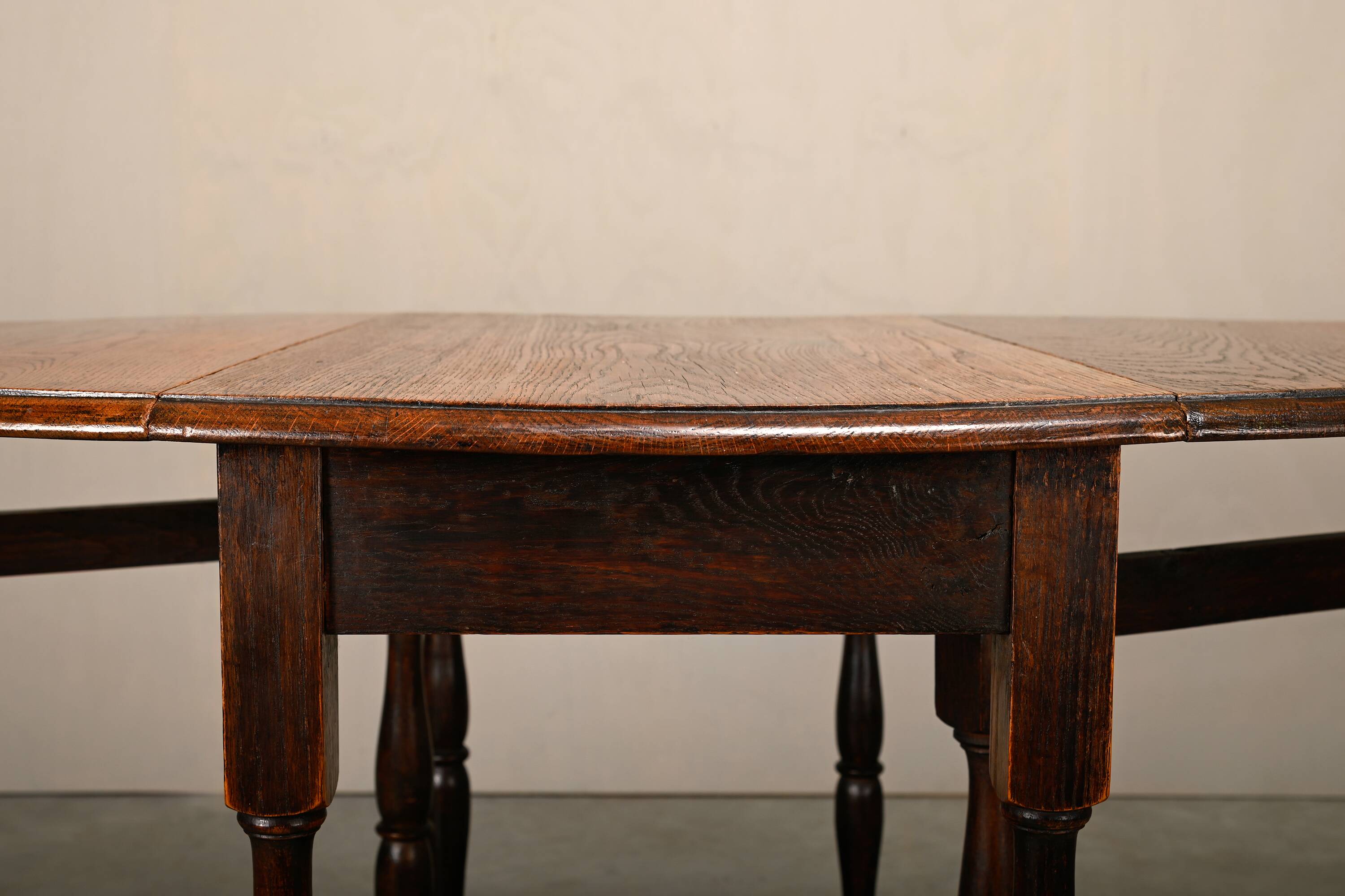 Antique English oval Gateleg Table in solid Oak, Late 19th Century