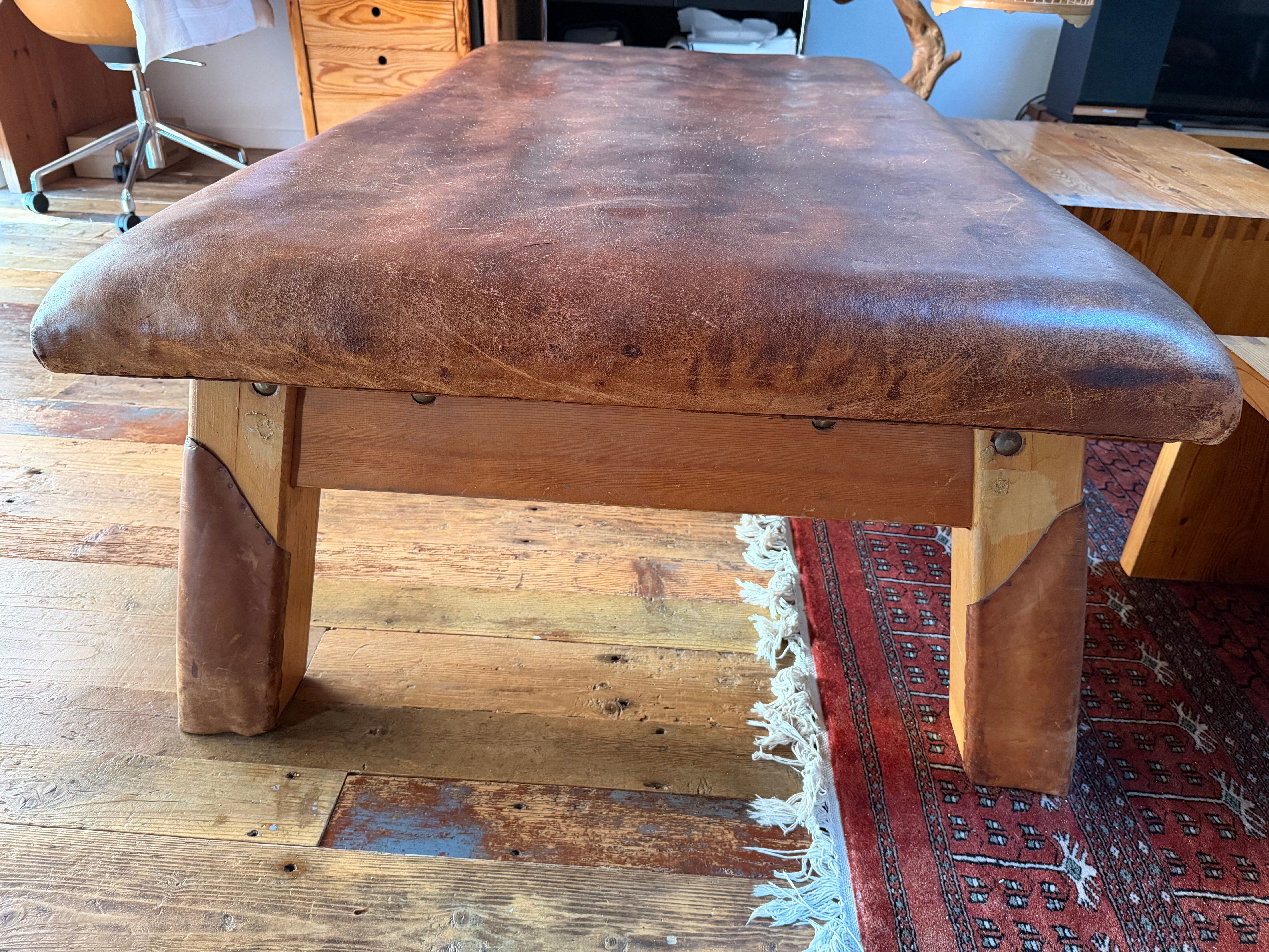 Antique gym bench in Havana leather and solid wood – 170 cm