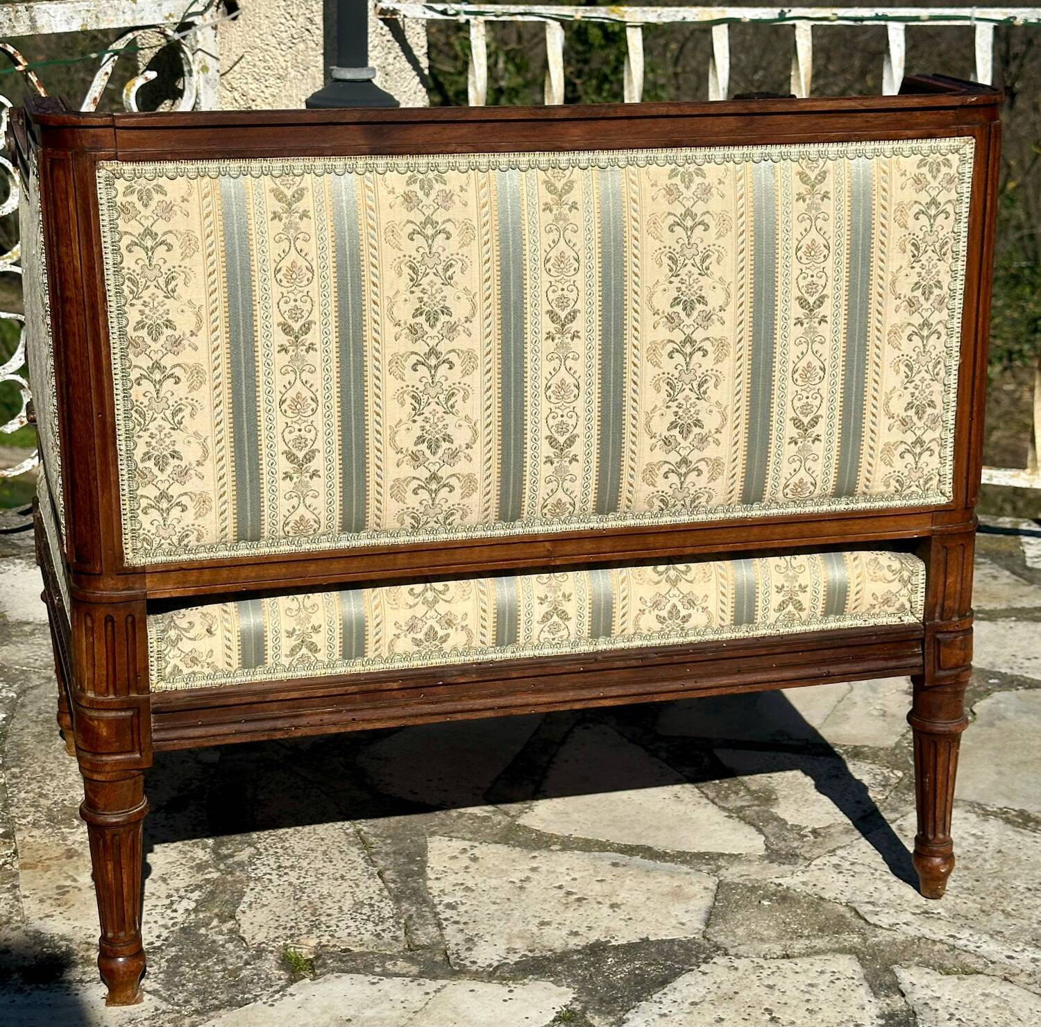 Low armchair in finely carved wood in the Louis XVI style from the 19th century