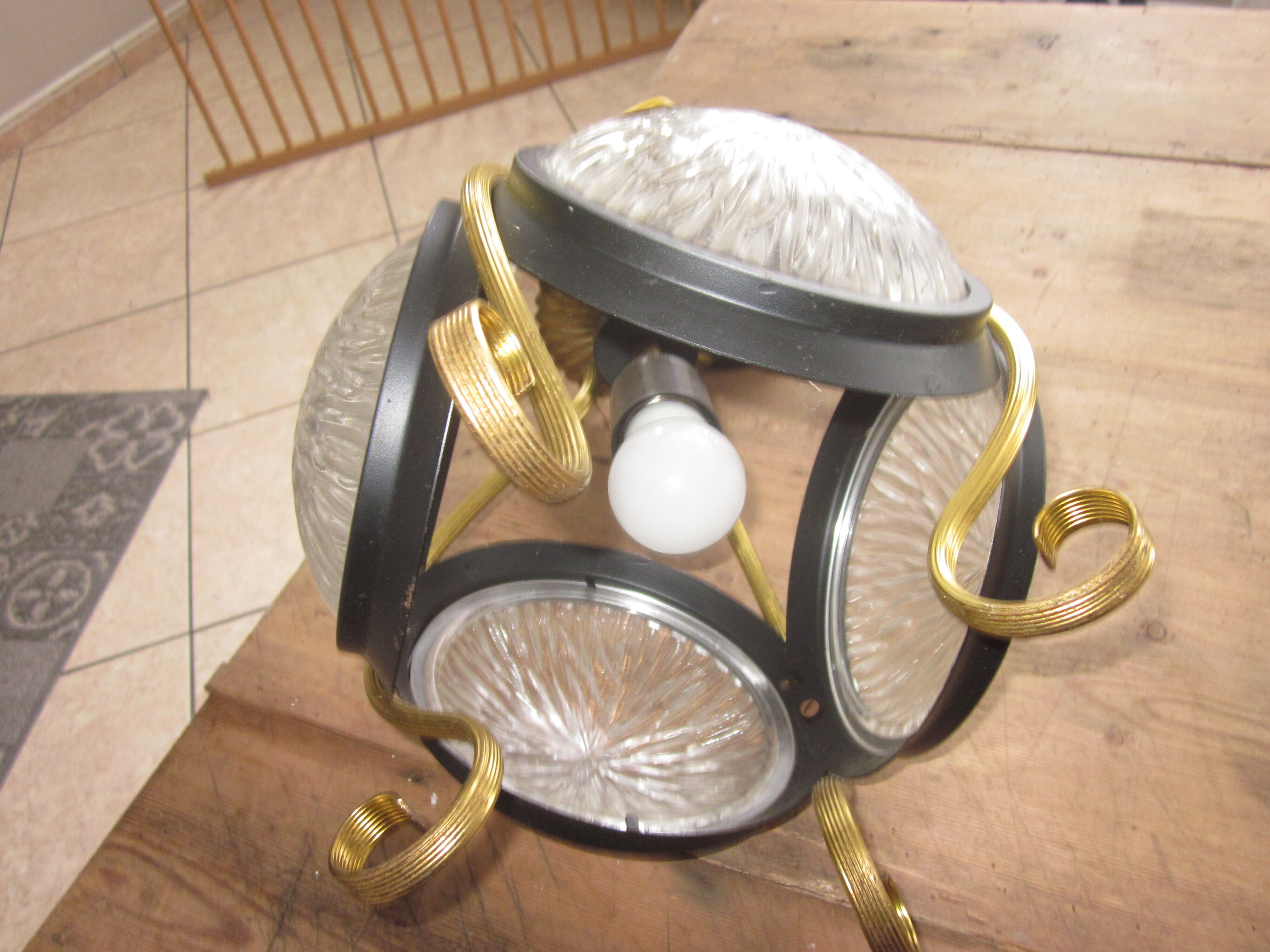 Suspension of years 50-60 in glass and metal