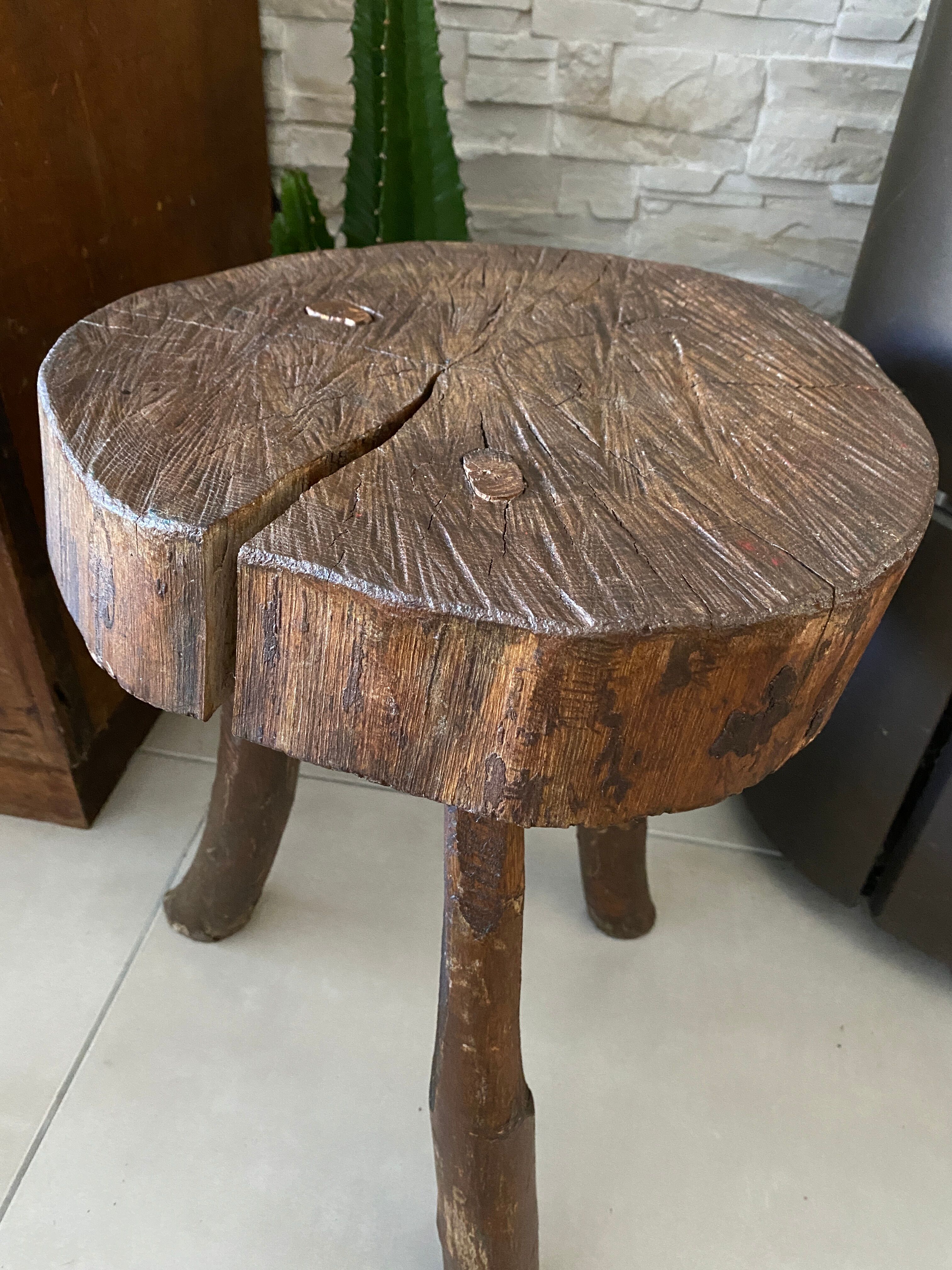 Tabouret tripode brutaliste