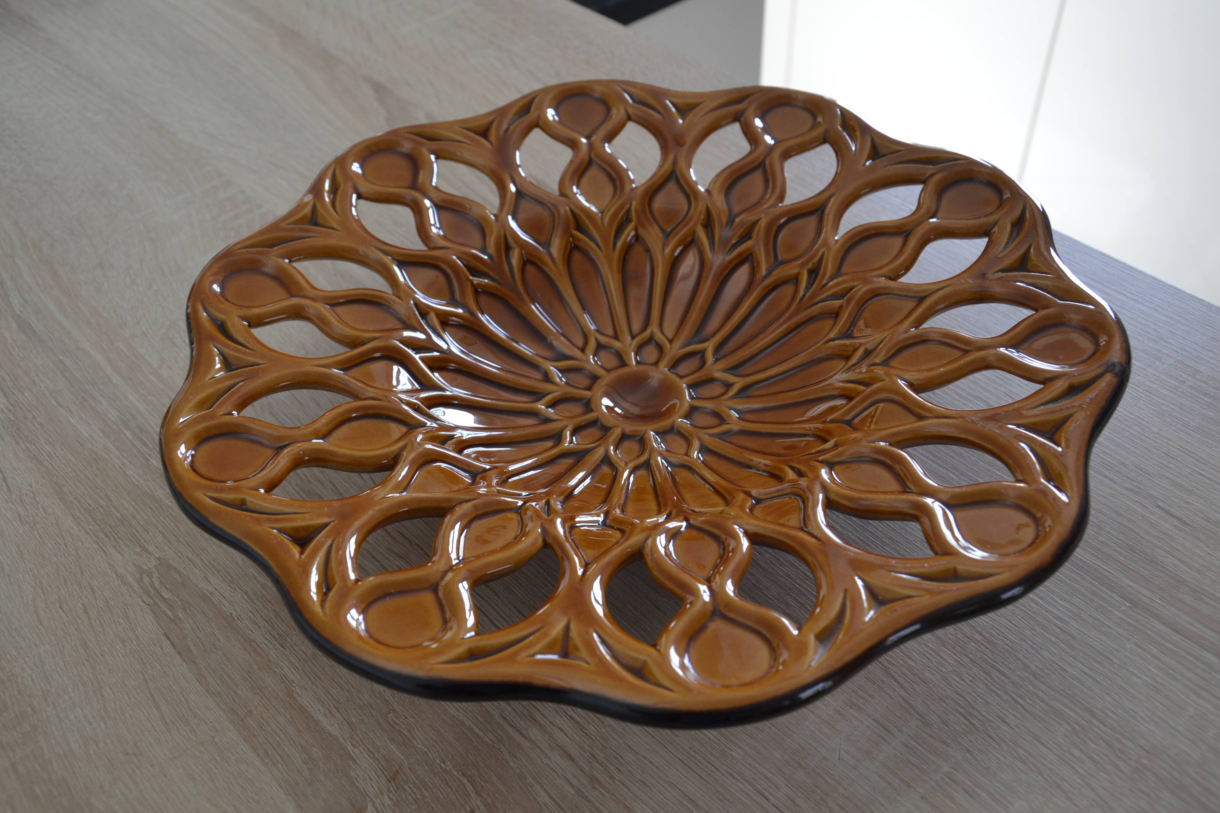 Cut-out ceramic fruit bowl