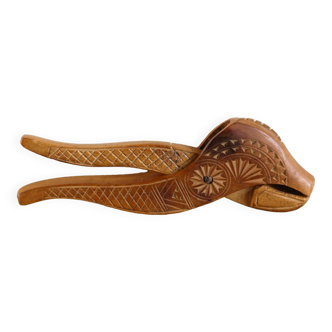 Casse noix en bois sculpté, art populaire