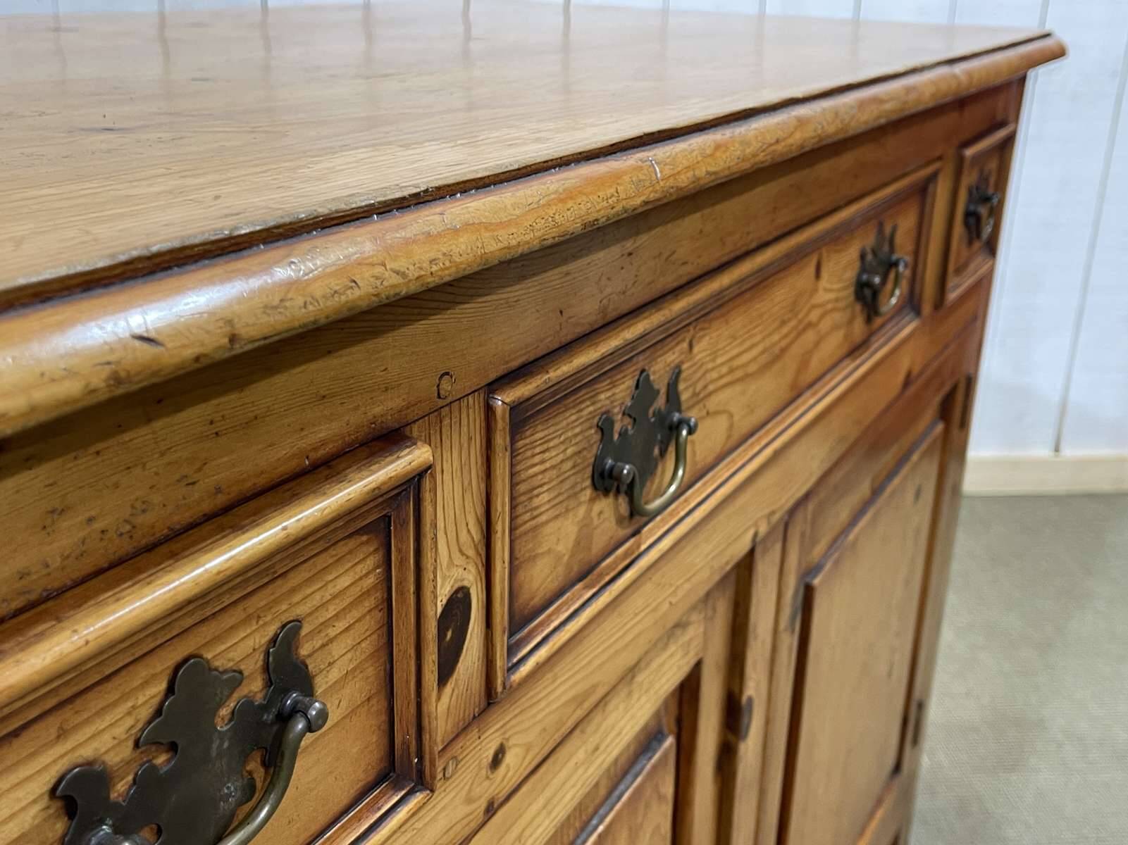 Buffet anglais en sapin des années 1950