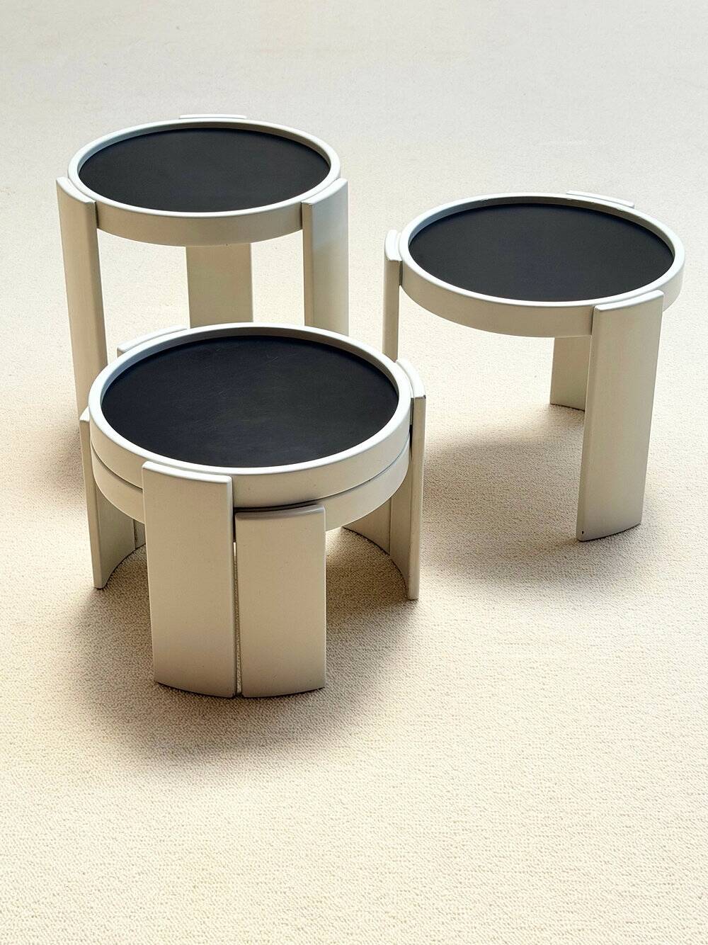Nest of side tables 'Model 780', Gianfranco Frattini, Cassina, Italy, 1960s