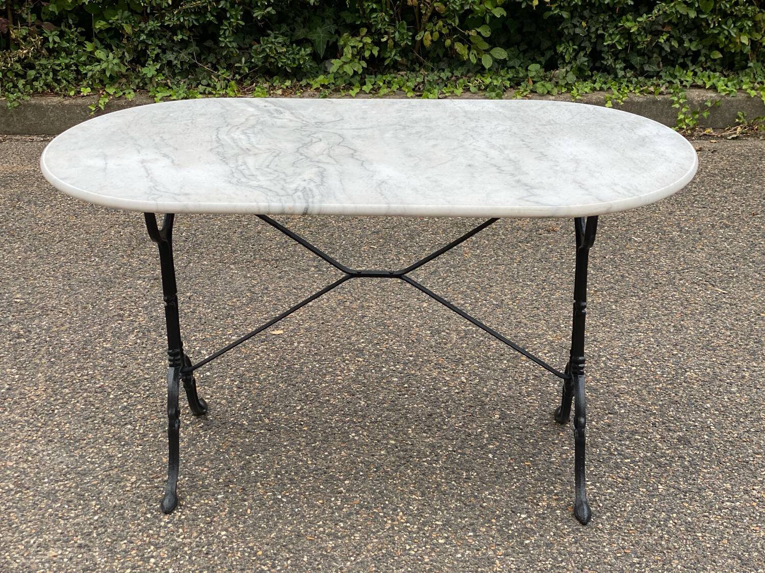 Oval marble and black steel bistro table for 4 people 120cm
