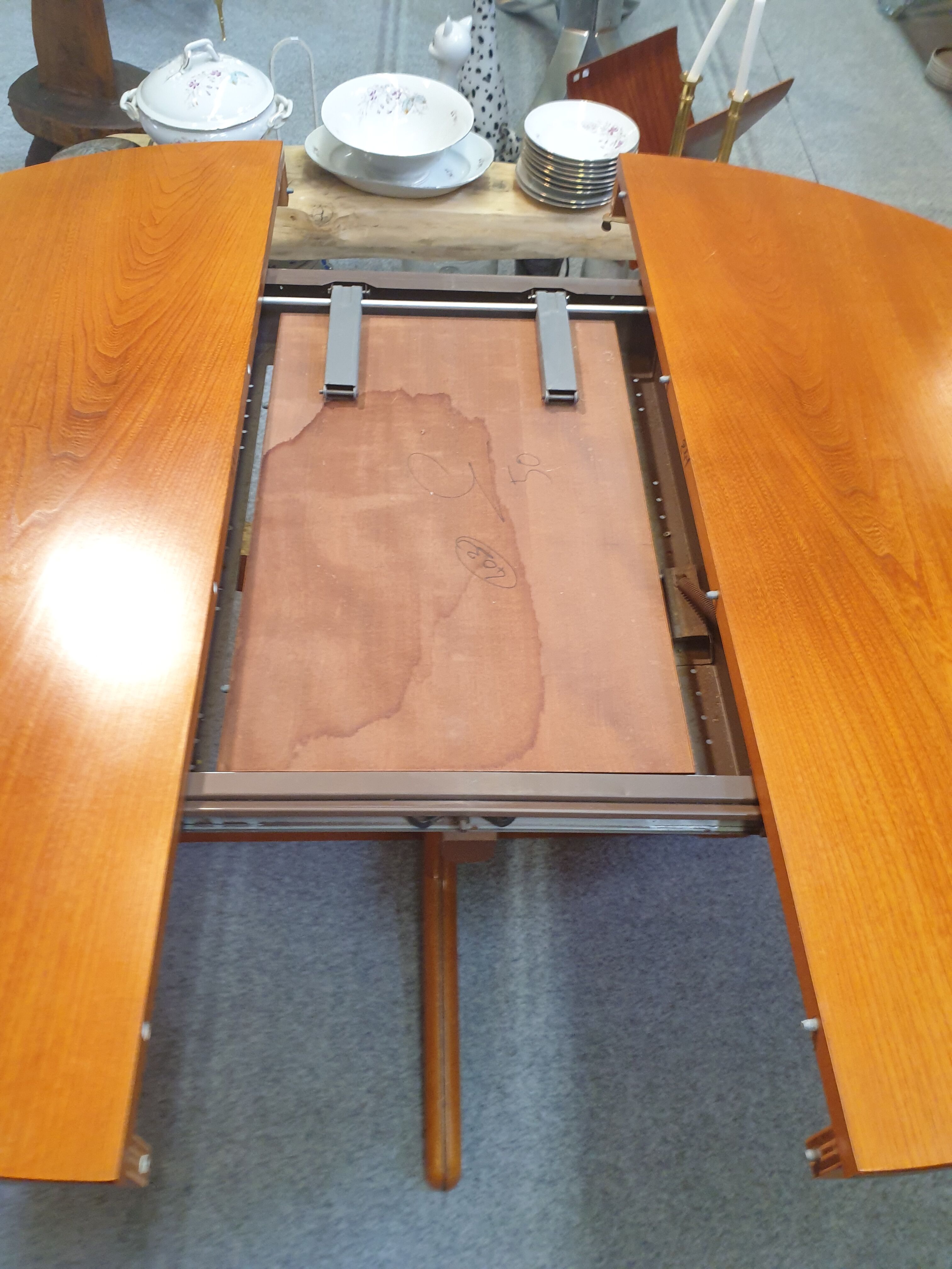 Table scandinave