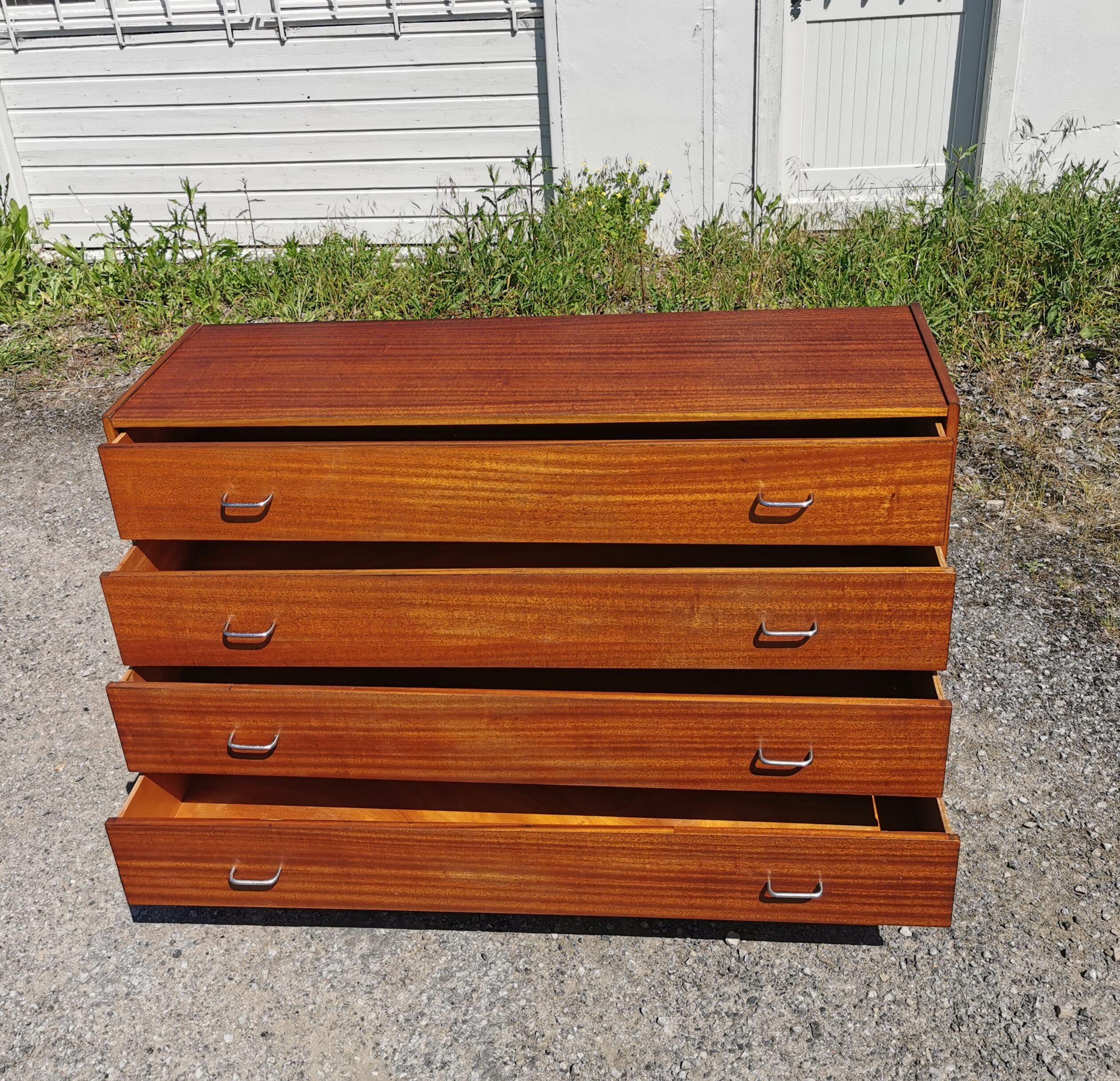 Chest of drawers