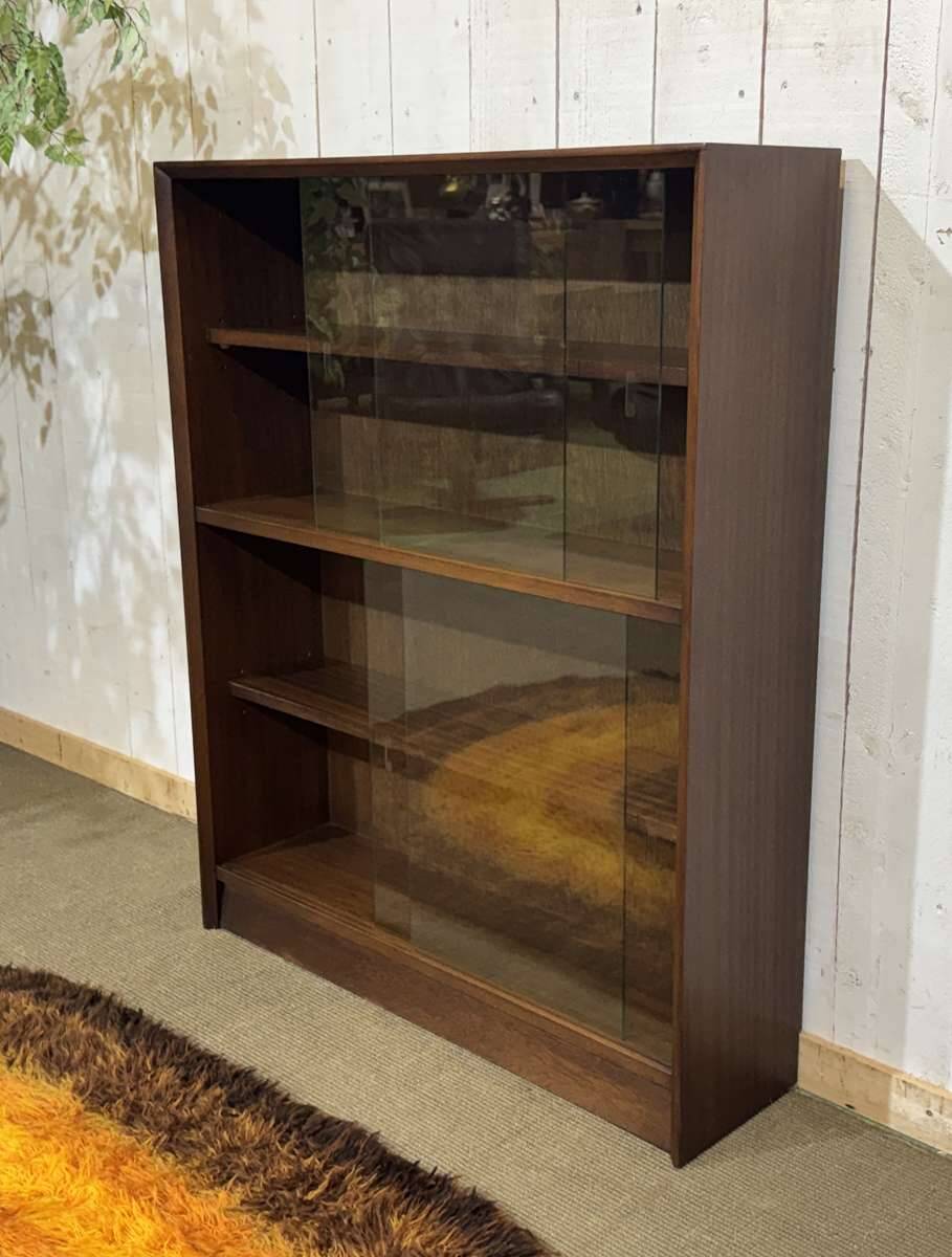 1970s English display cabinet in mahogany