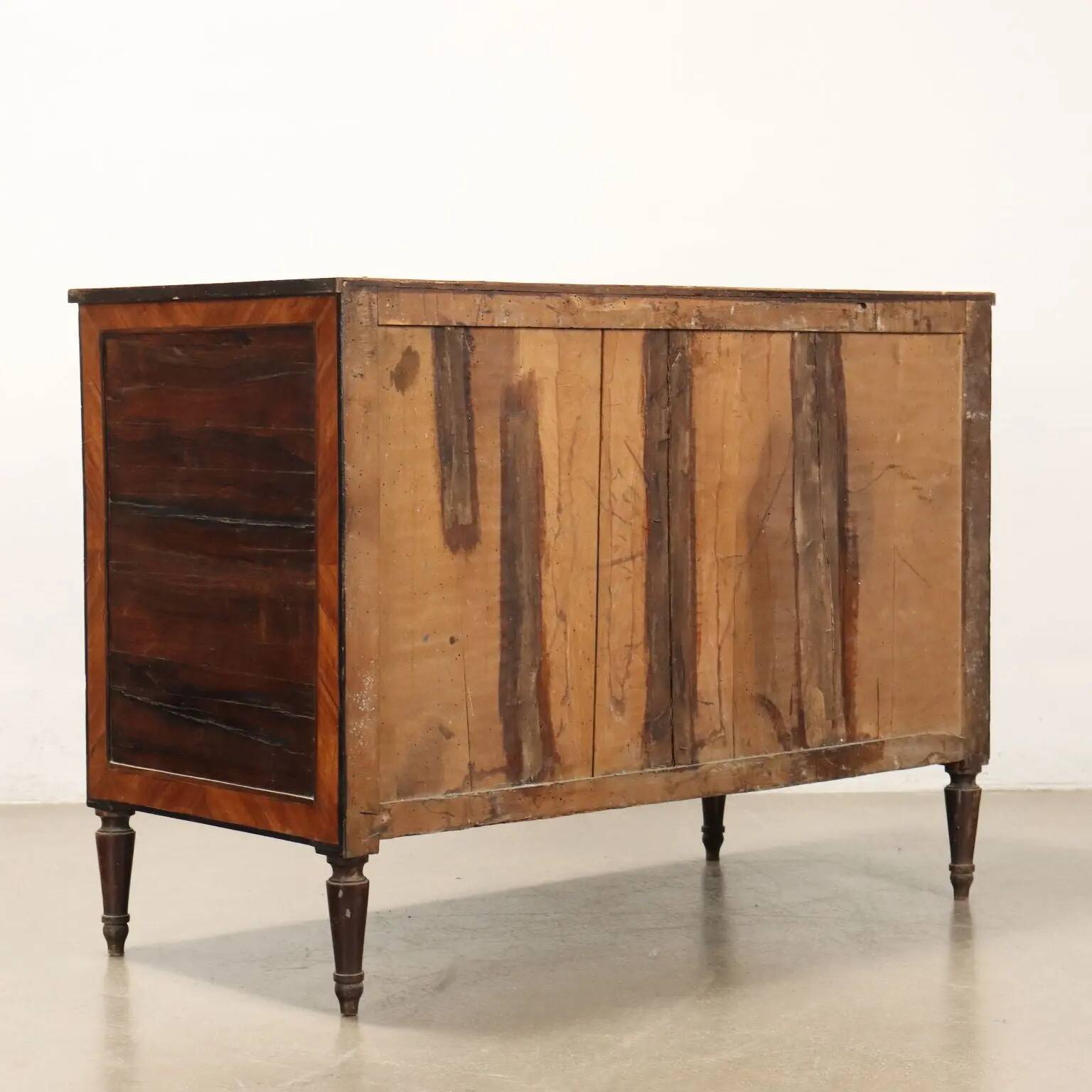 Antique Louis XVI commode in fir and walnut, Italy, 18th century.