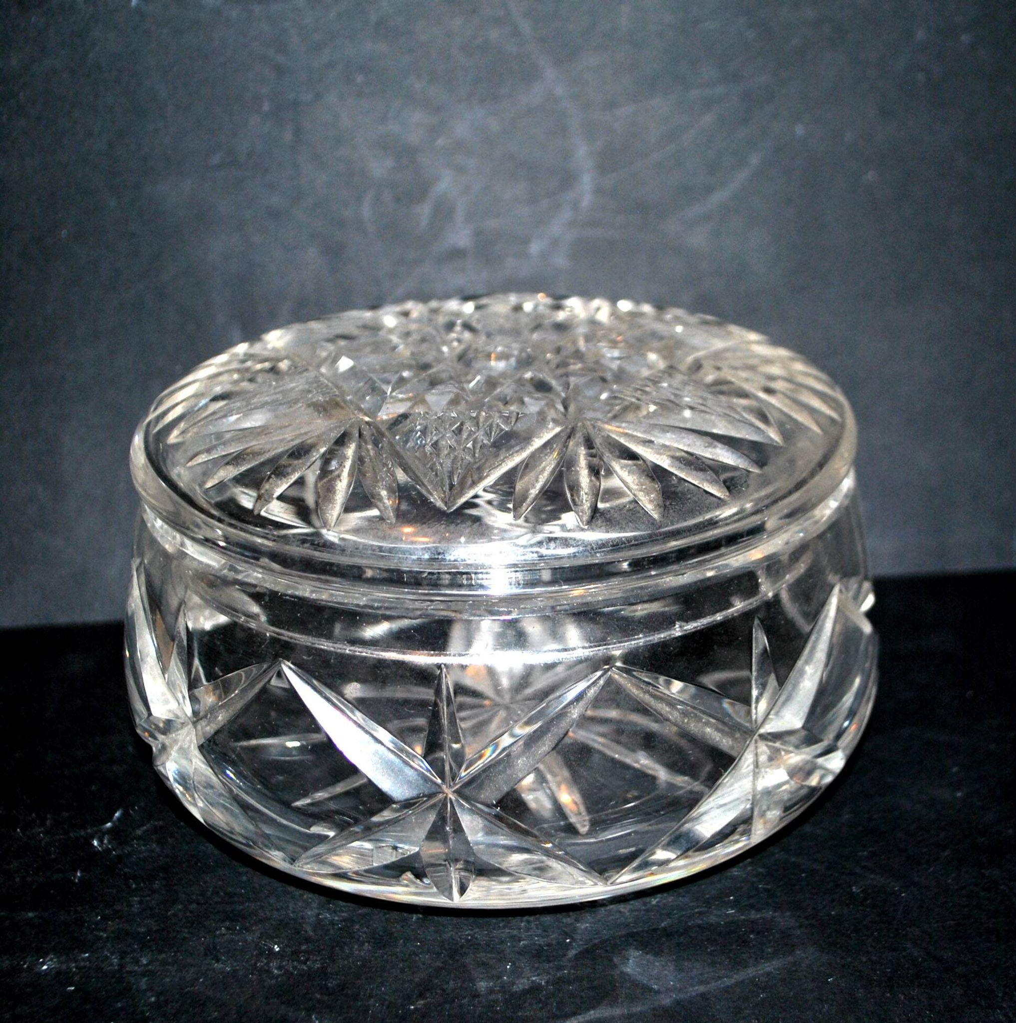 Richly cut crystal candy box from BACCARAT? 20th century.