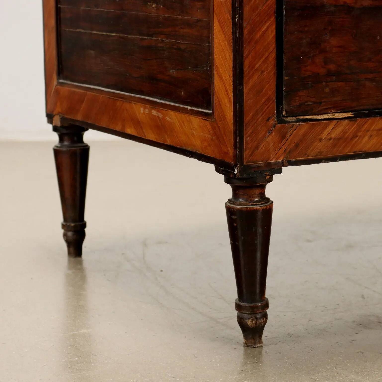 Antique Louis XVI commode in fir and walnut, Italy, 18th century.