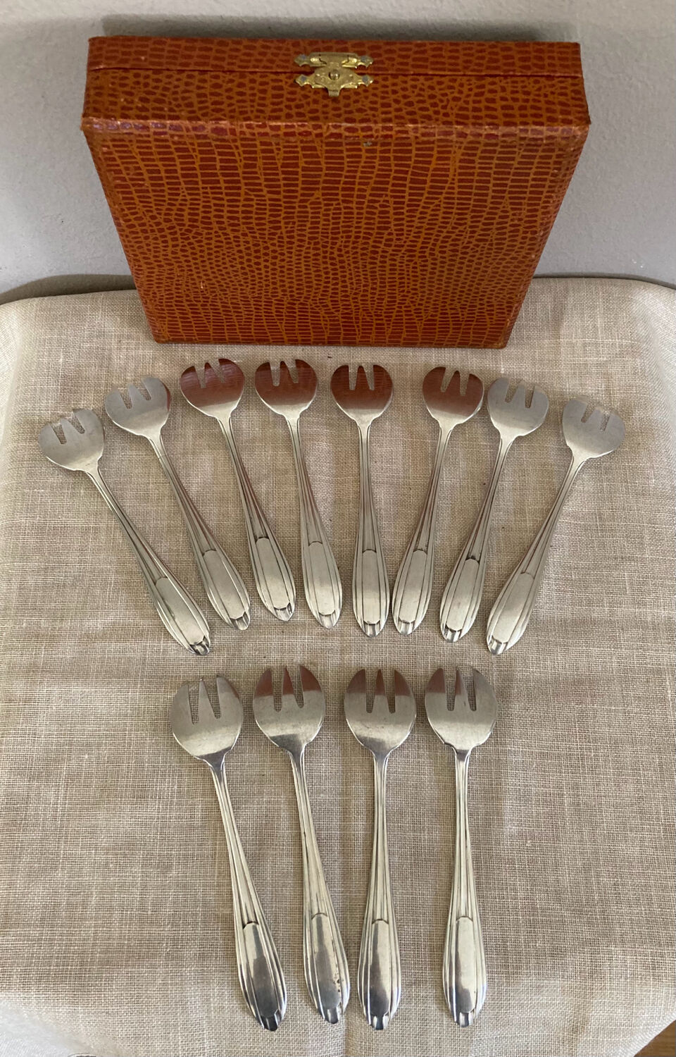 Art Deco oyster forks in punched silver metal, leatherette box